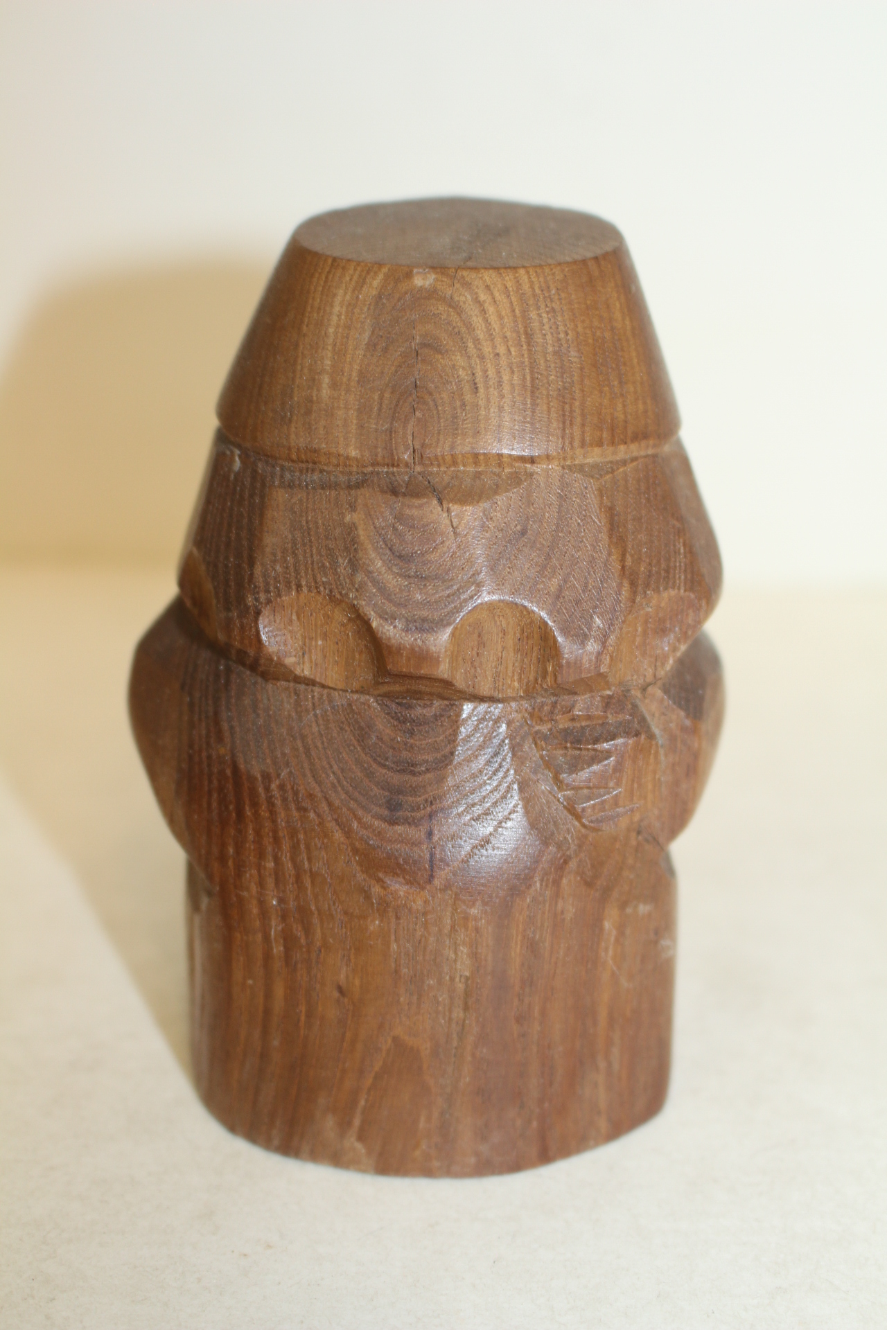 나무로된 도인 조각상