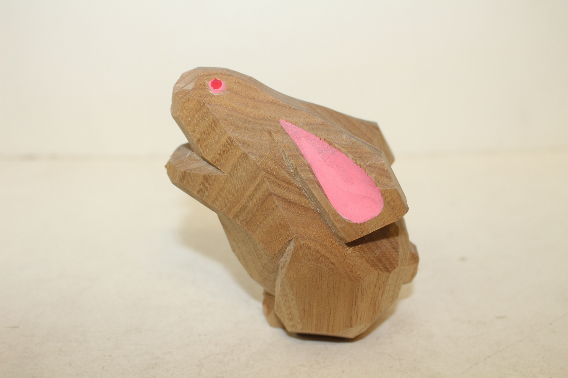 나무를 통으로 조각한 토끼 조각상