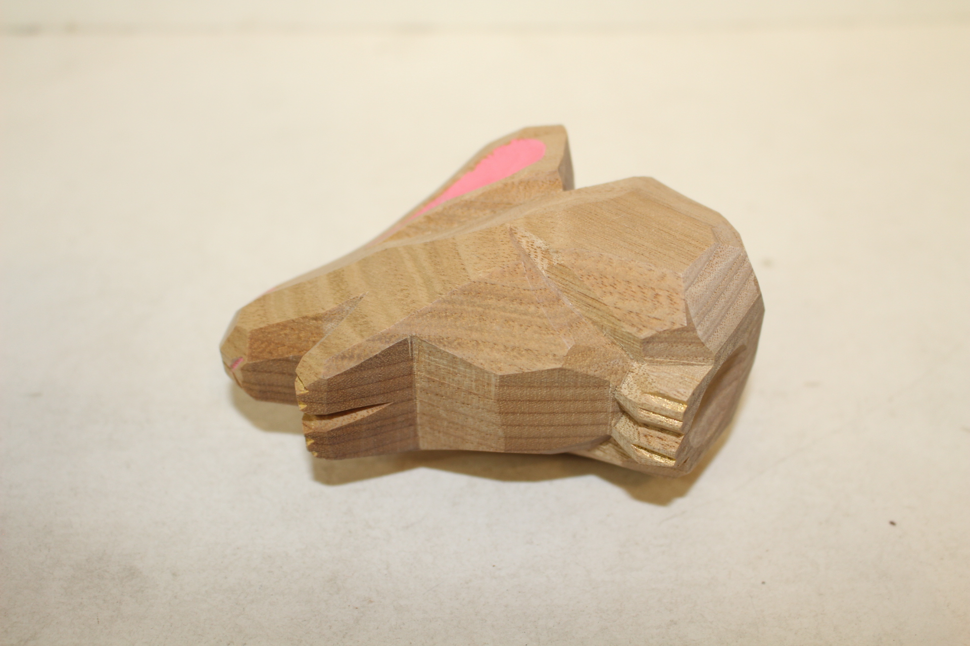 나무를 통으로 조각한 토끼 조각상