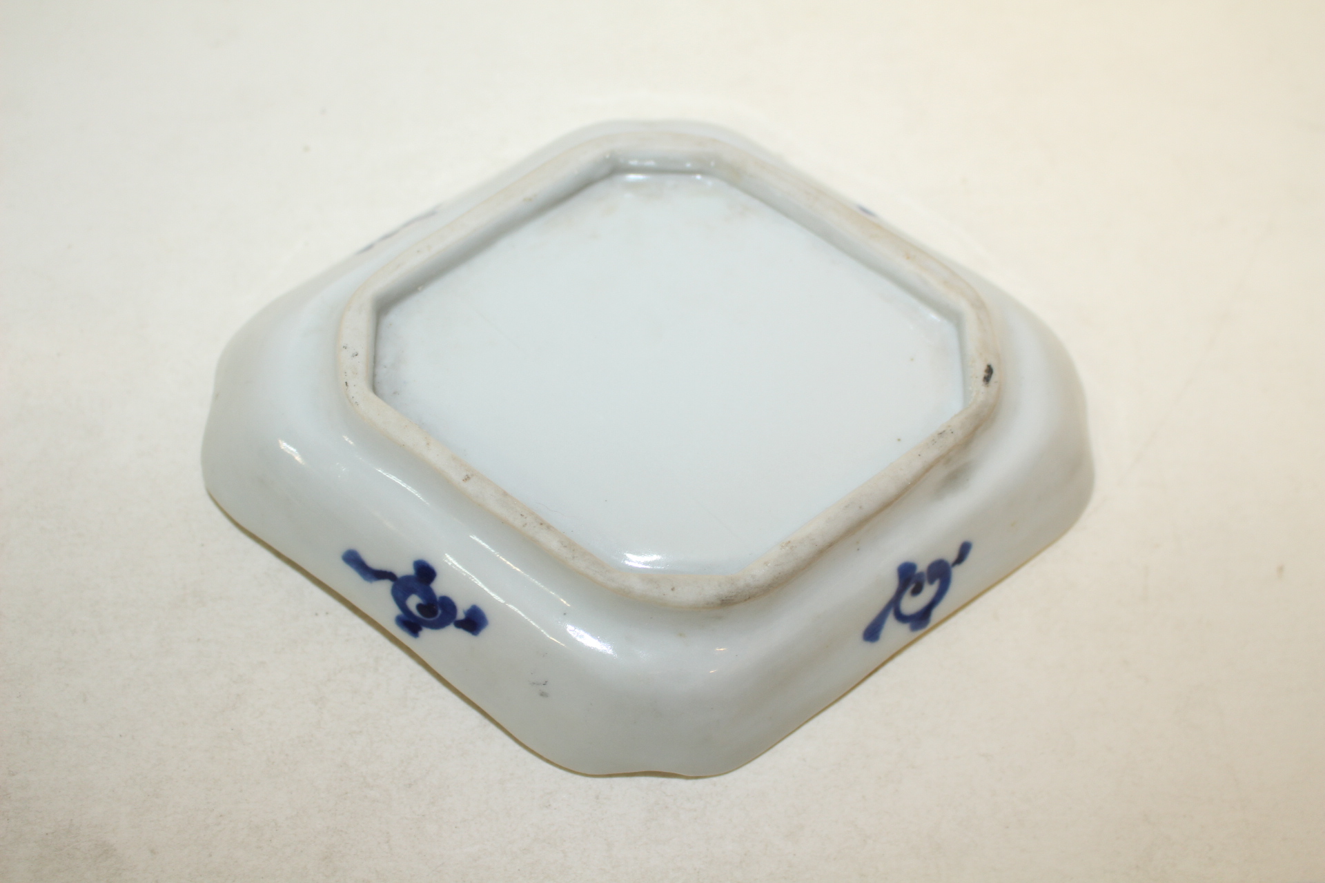 연대가좋은 철화백자금채화문 사각완 2점