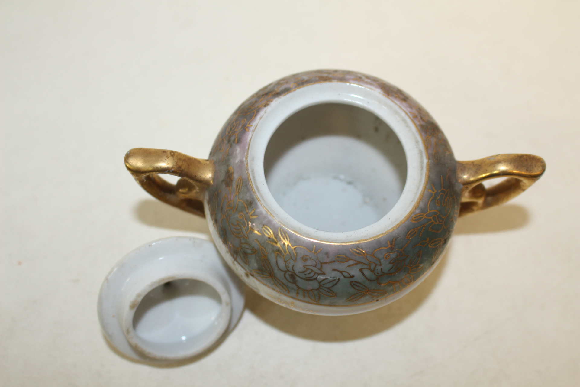 연대가좋은 백자금채화문 이귀호