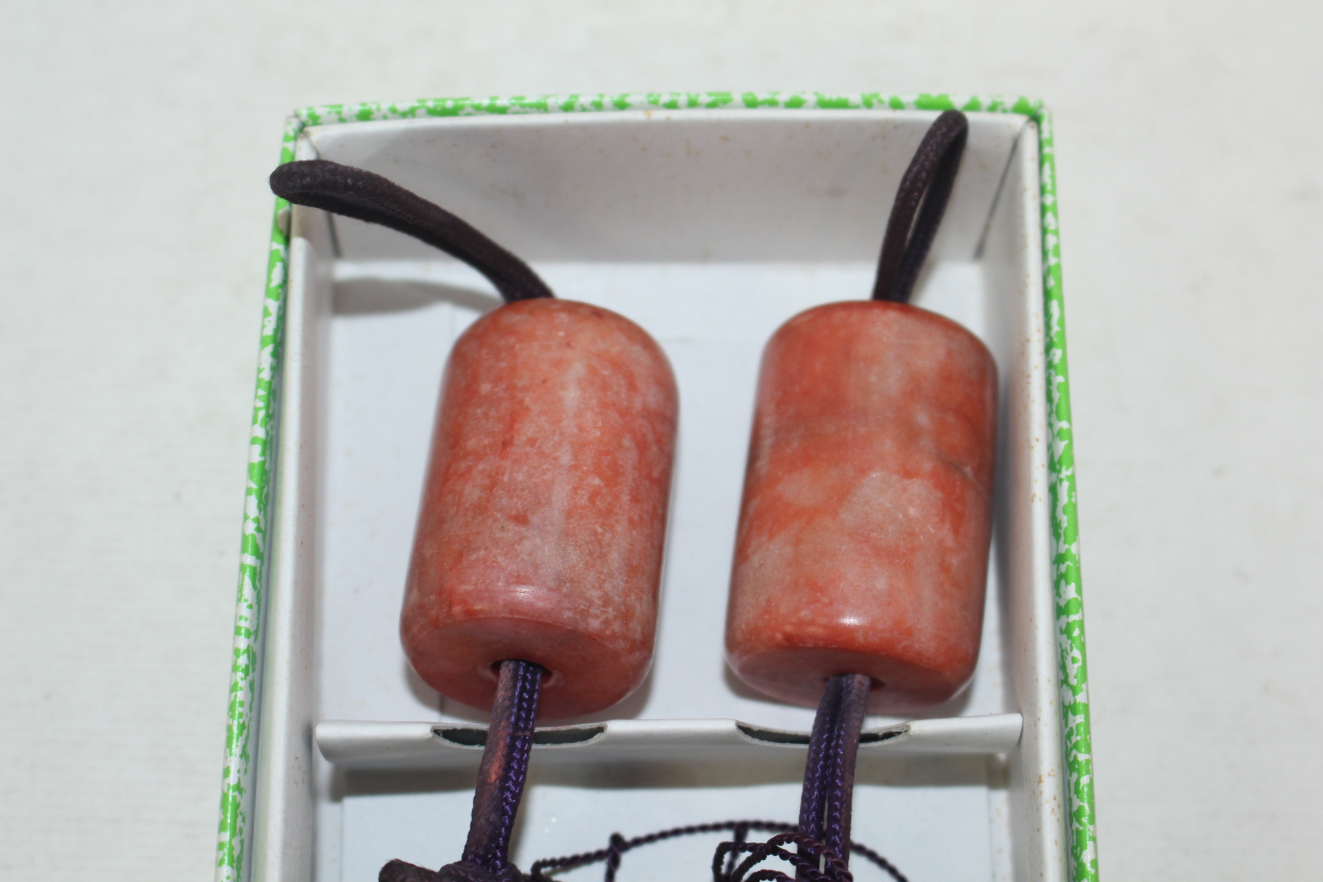 붉은 빛깔의 옥돌로된 추(풍진) 1쌍