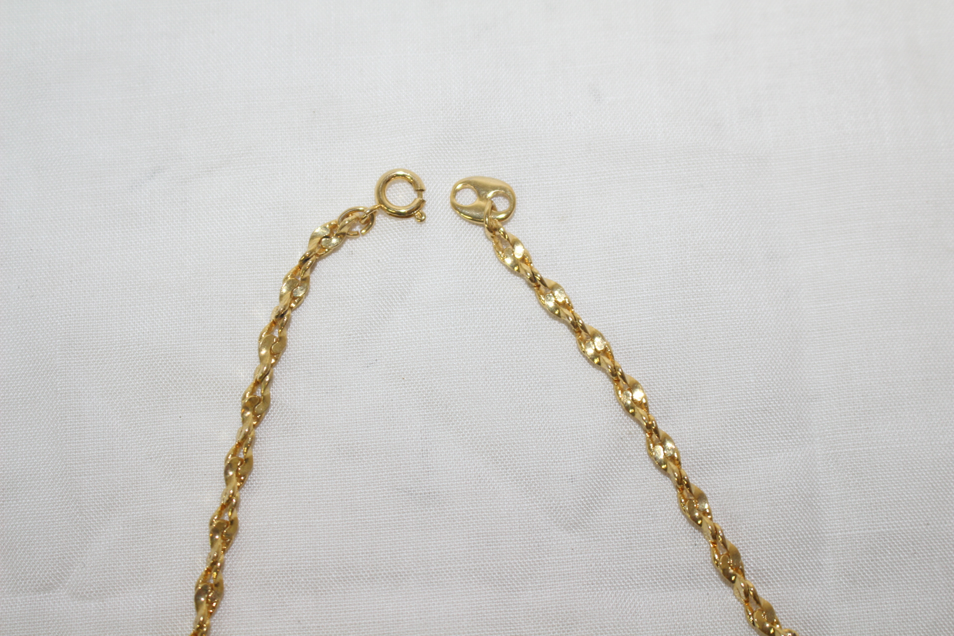 금속재질의 꽈베기 목걸이