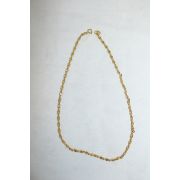 금속재질의 꽈베기 목걸이