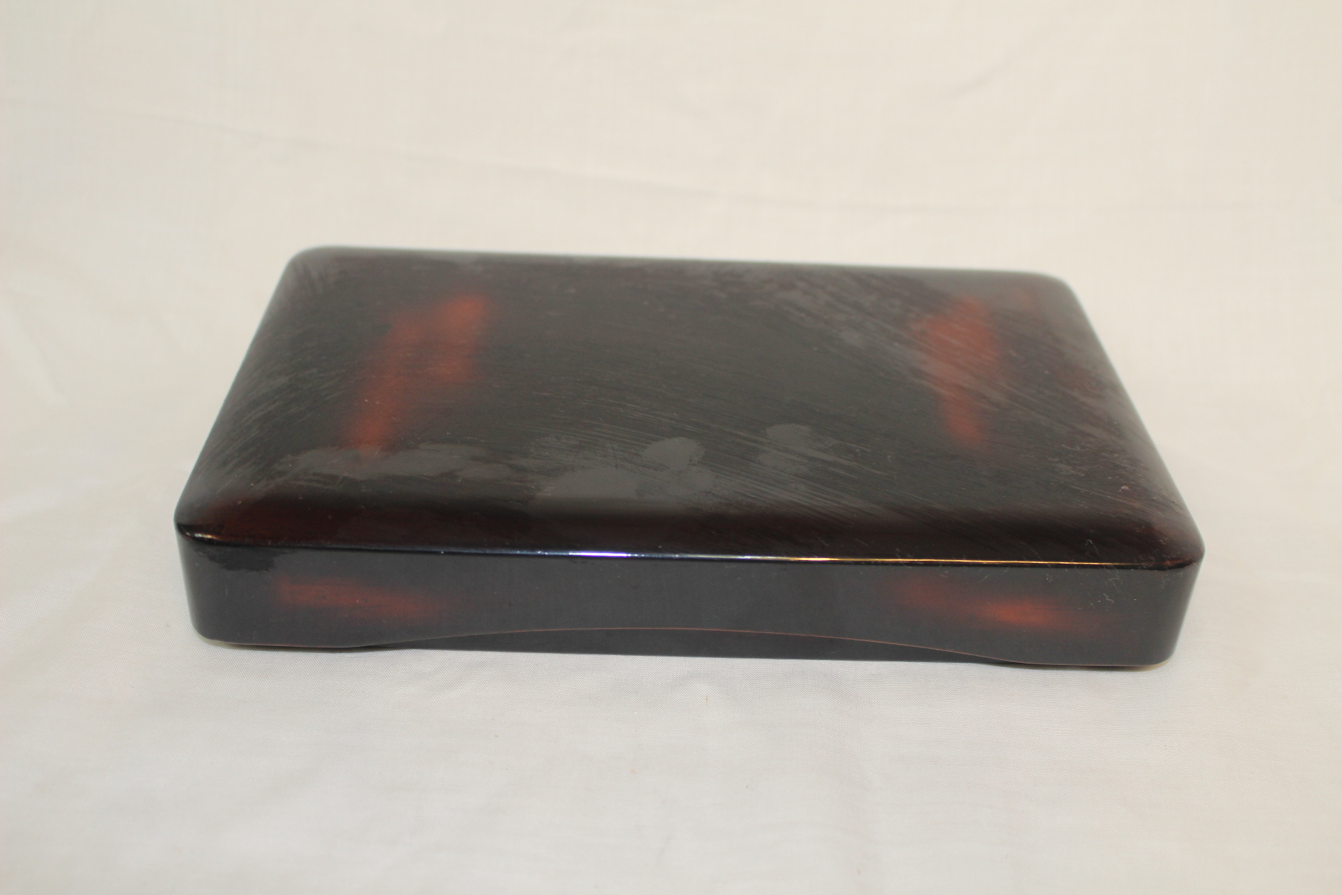 나무에 칠이된 벼루함