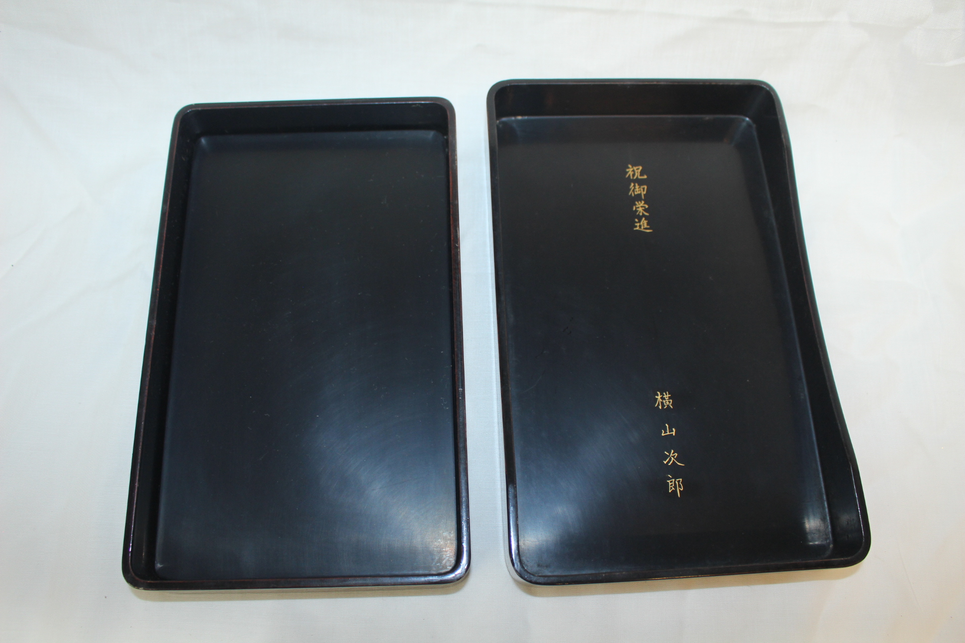 나무에 칠이된 벼루함