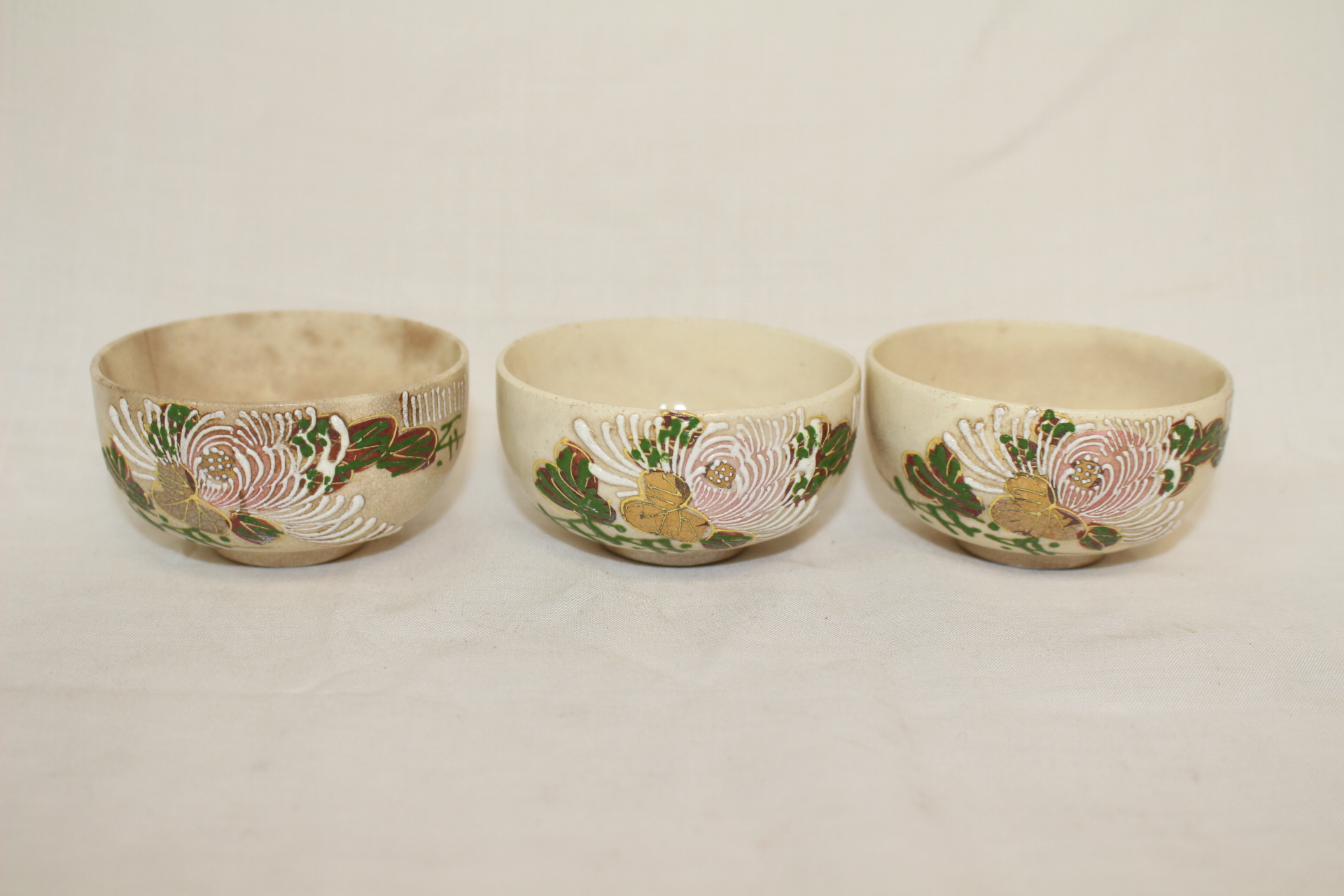 연대가좋은 분청자 양각화문잔 3점