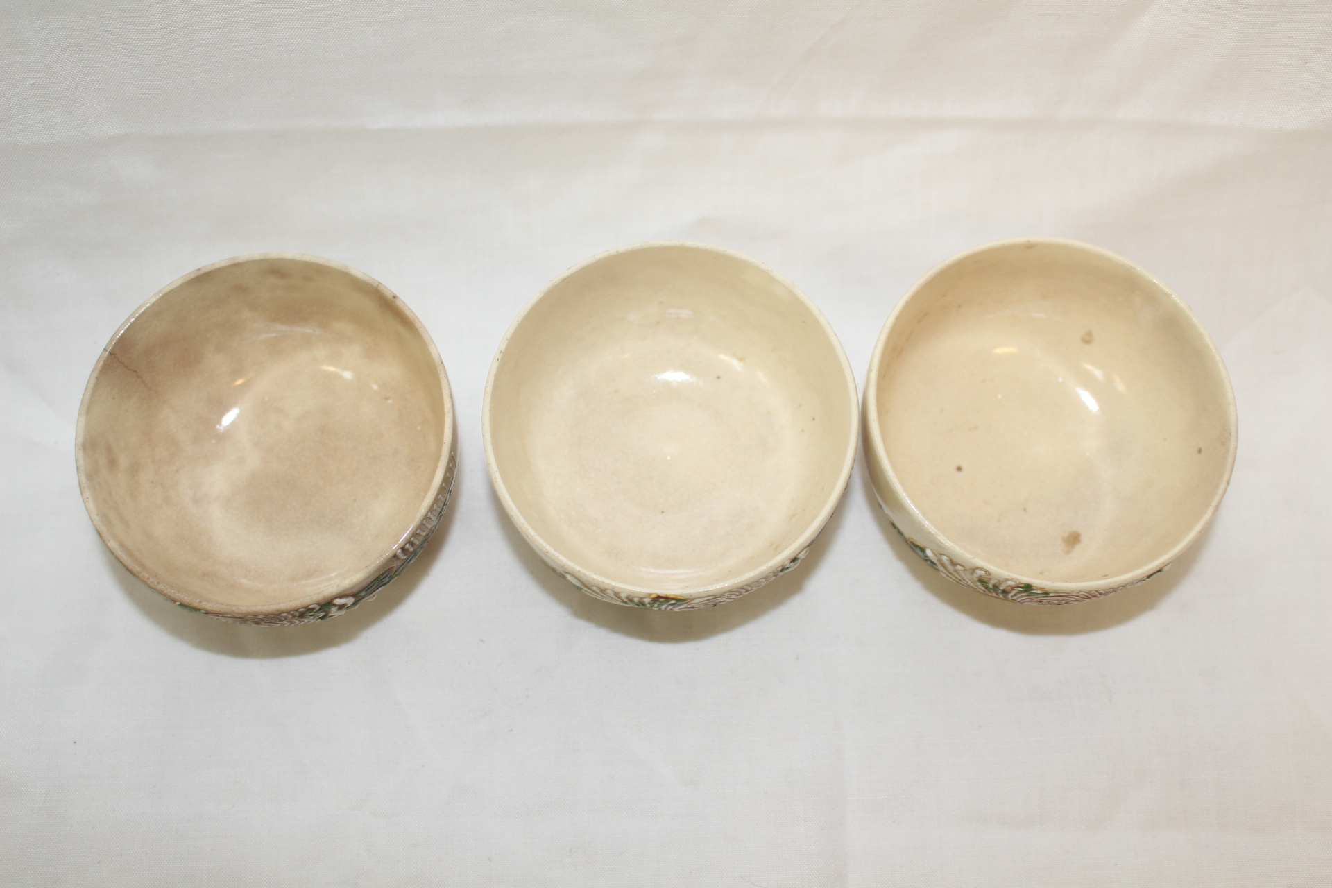 연대가좋은 분청자 양각화문잔 3점