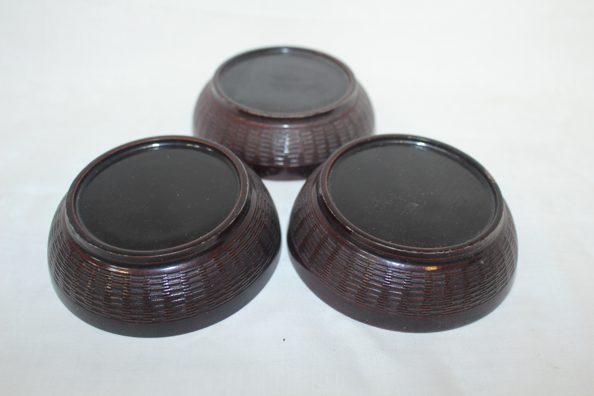 나무에 옷칠이된 연대좋은 완 3점