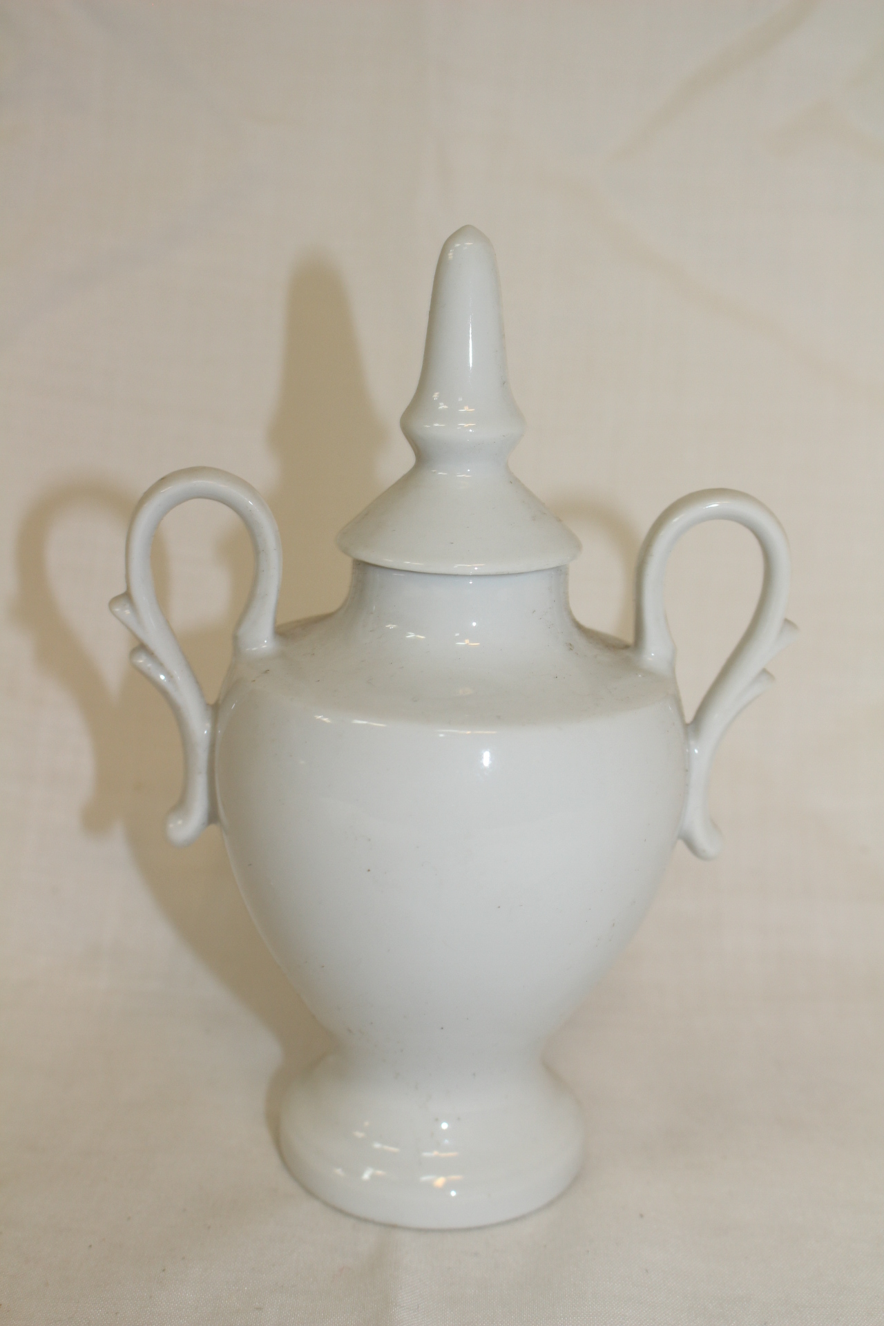 연대가좋은 백자 이귀호