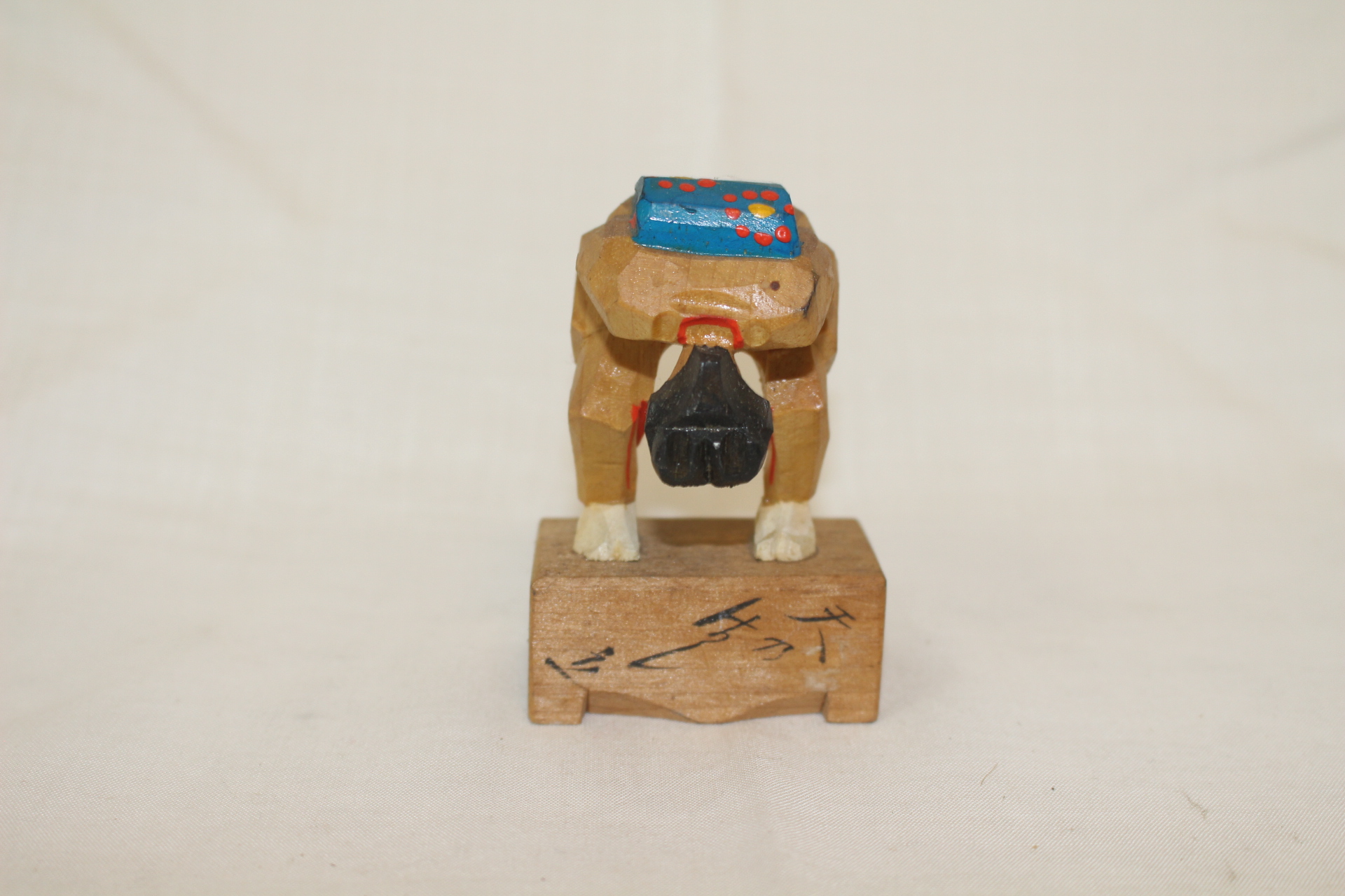 나무를 조각한 재미난 모양의 인물조각상