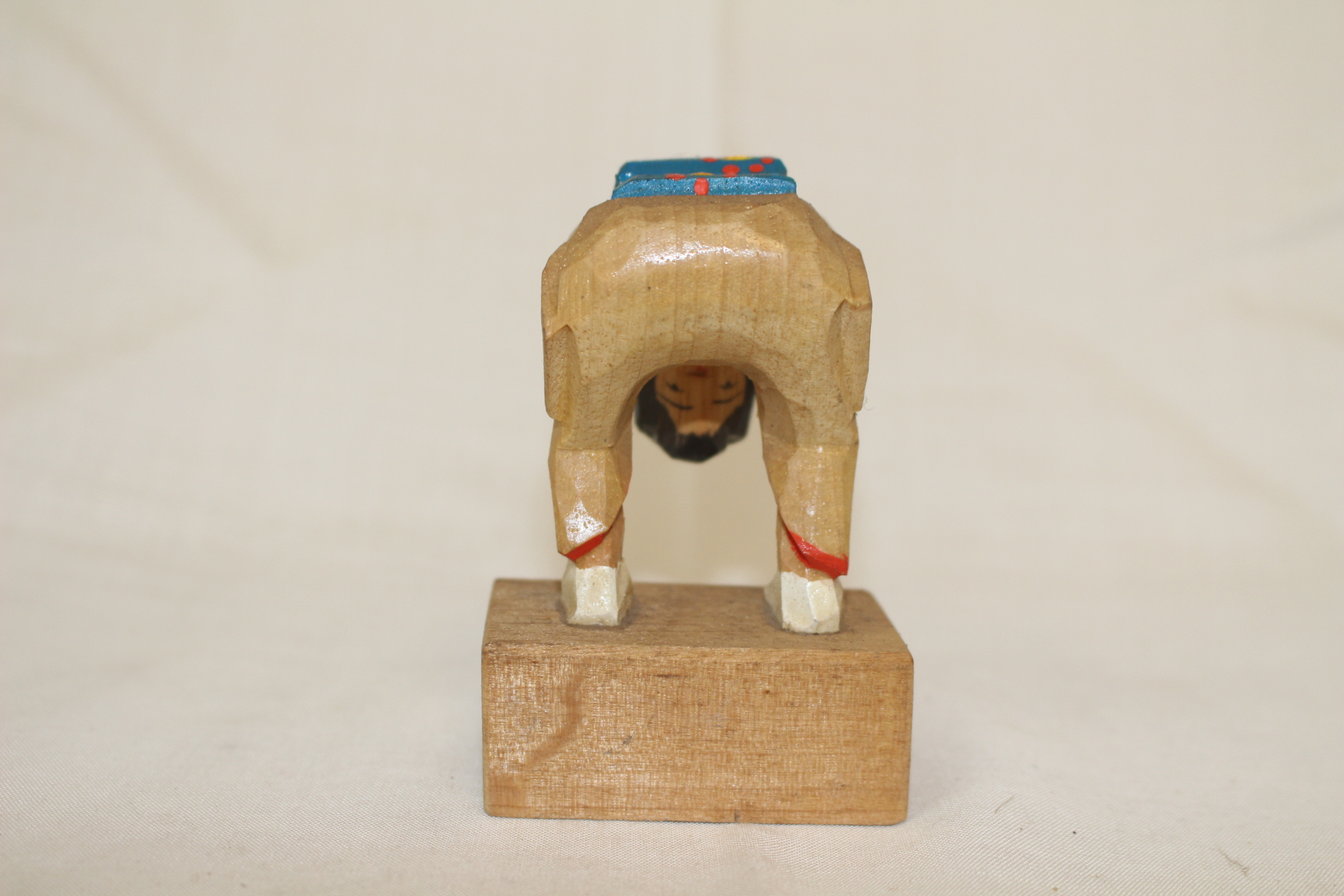 나무를 조각한 재미난 모양의 인물조각상