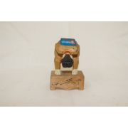 나무를 조각한 재미난 모양의 인물조각상