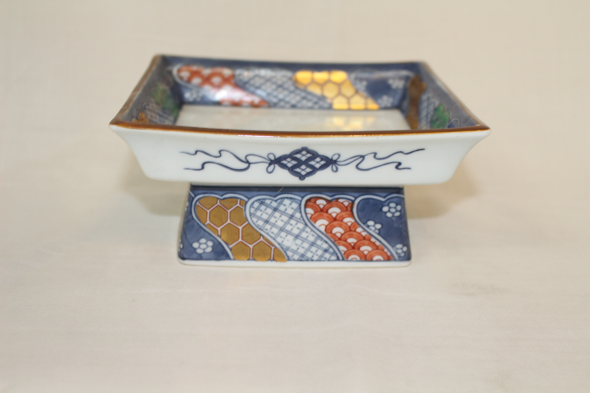 이마리 청화백자 금채화문 굽다리 사각완