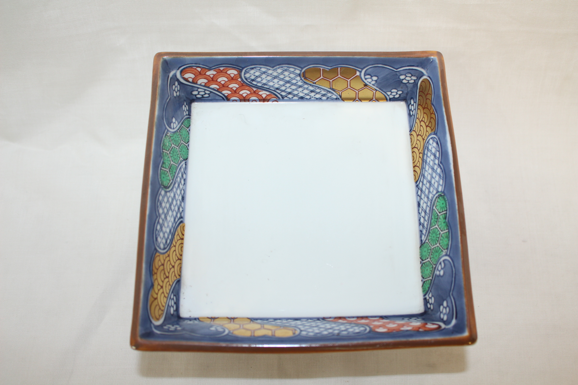 이마리 청화백자 금채화문 굽다리 사각완