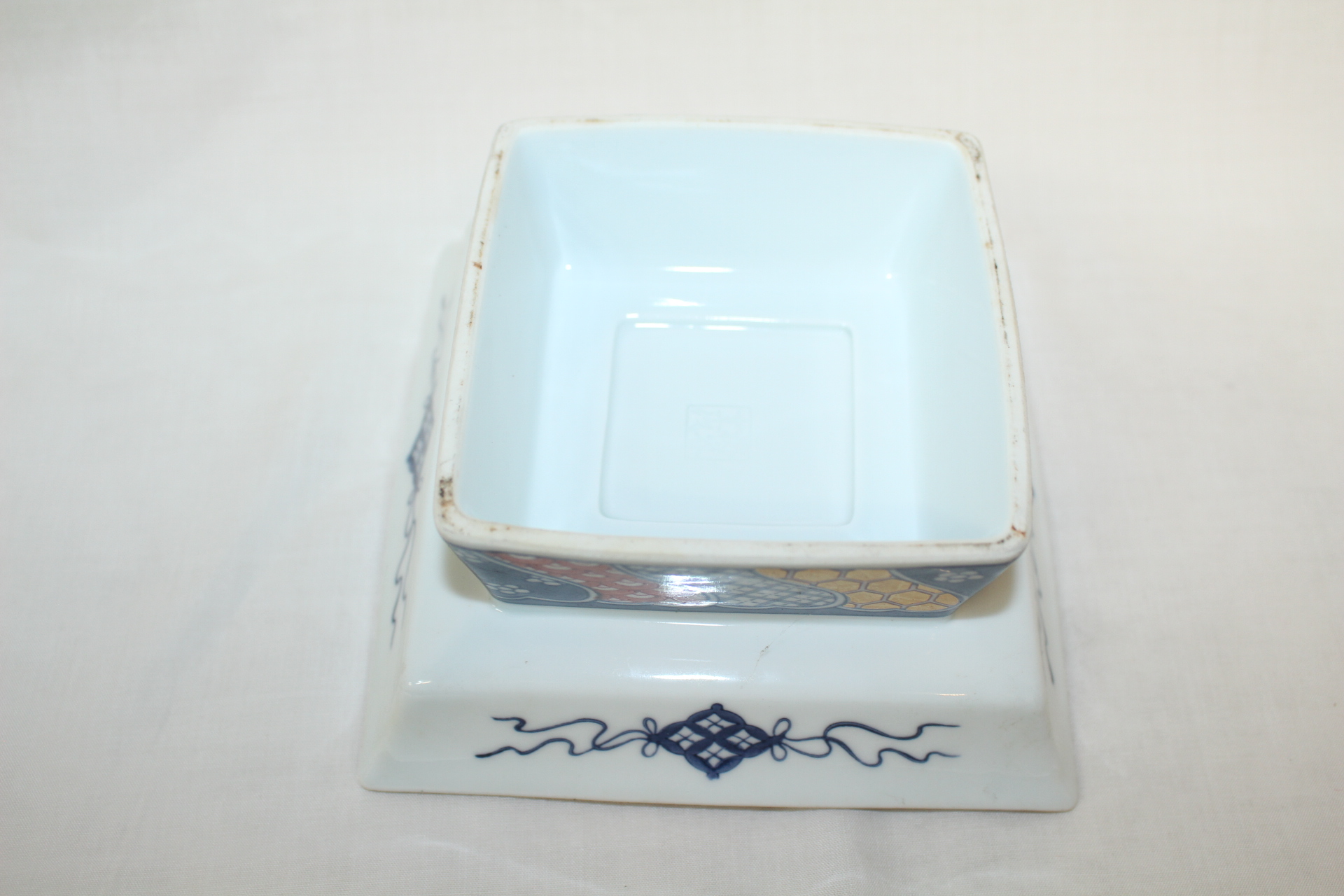 이마리 청화백자 금채화문 굽다리 사각완