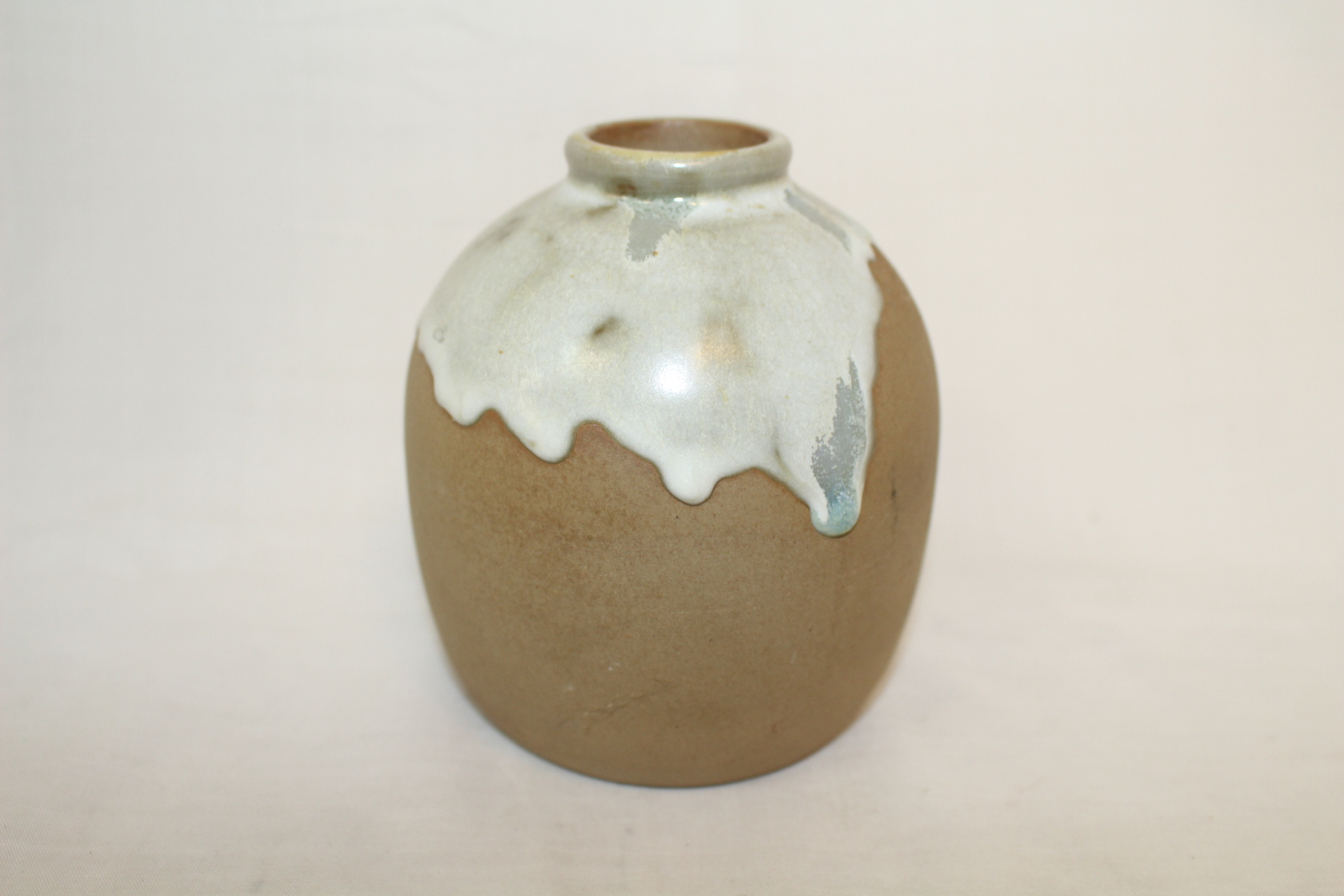 두꺼운 유약흘림이 있는 청자호