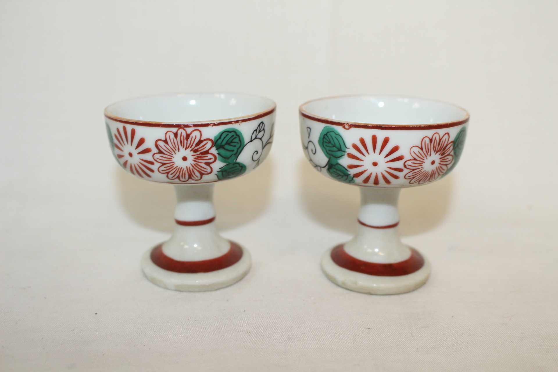 연대가좋은 진사백자화문 굽다리완 2점