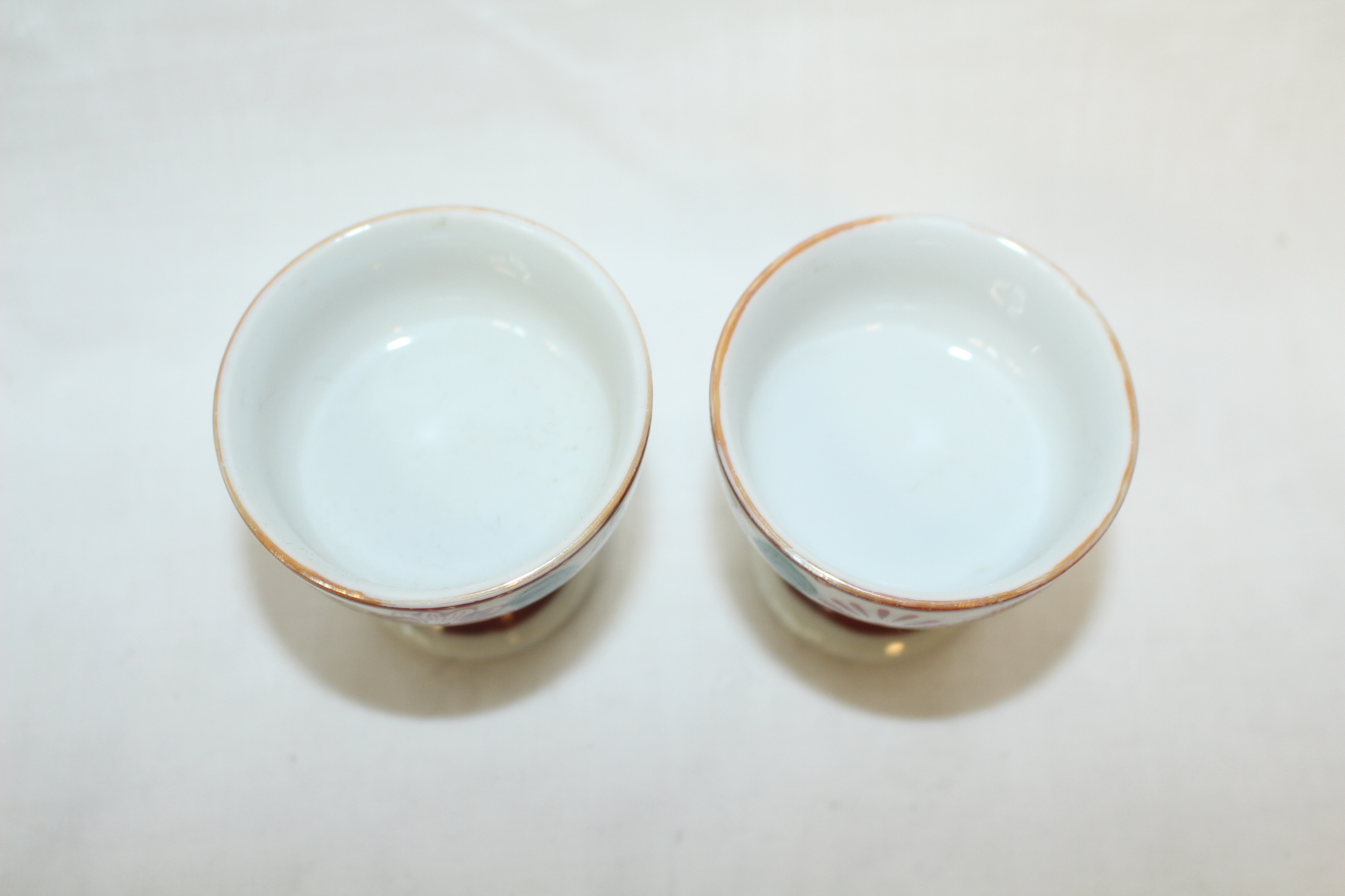 연대가좋은 진사백자화문 굽다리완 2점