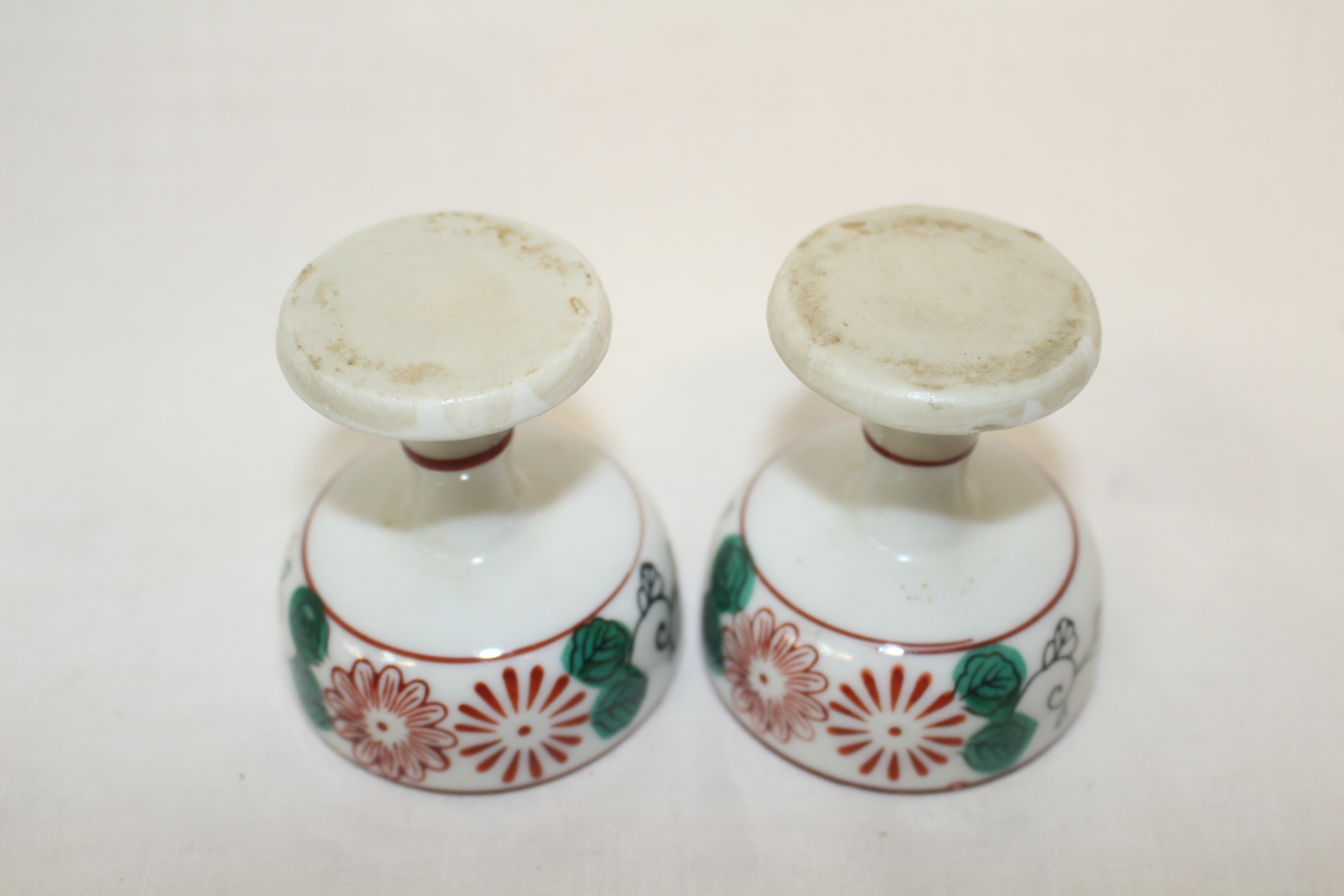 연대가좋은 진사백자화문 굽다리완 2점