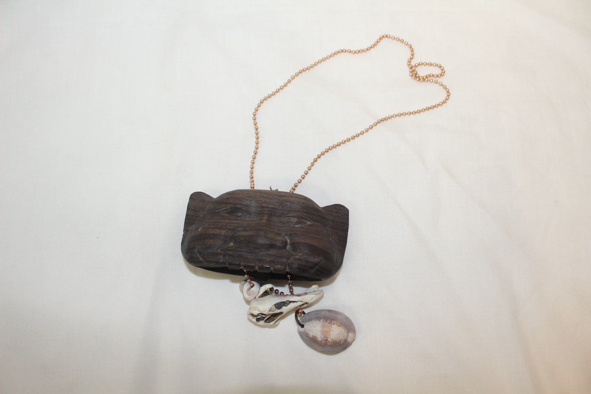 나무를 조각한 괴면모양의 방울