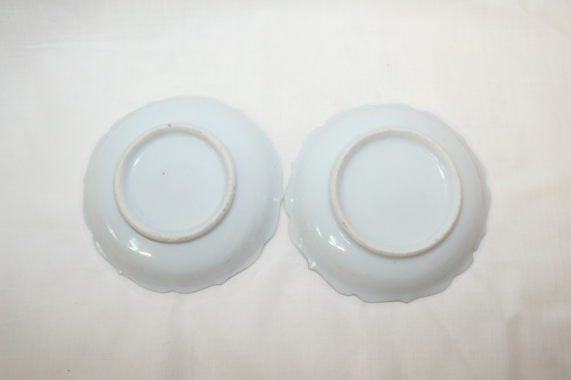 연대가좋은 진사백자화문 화형잔받침 2점