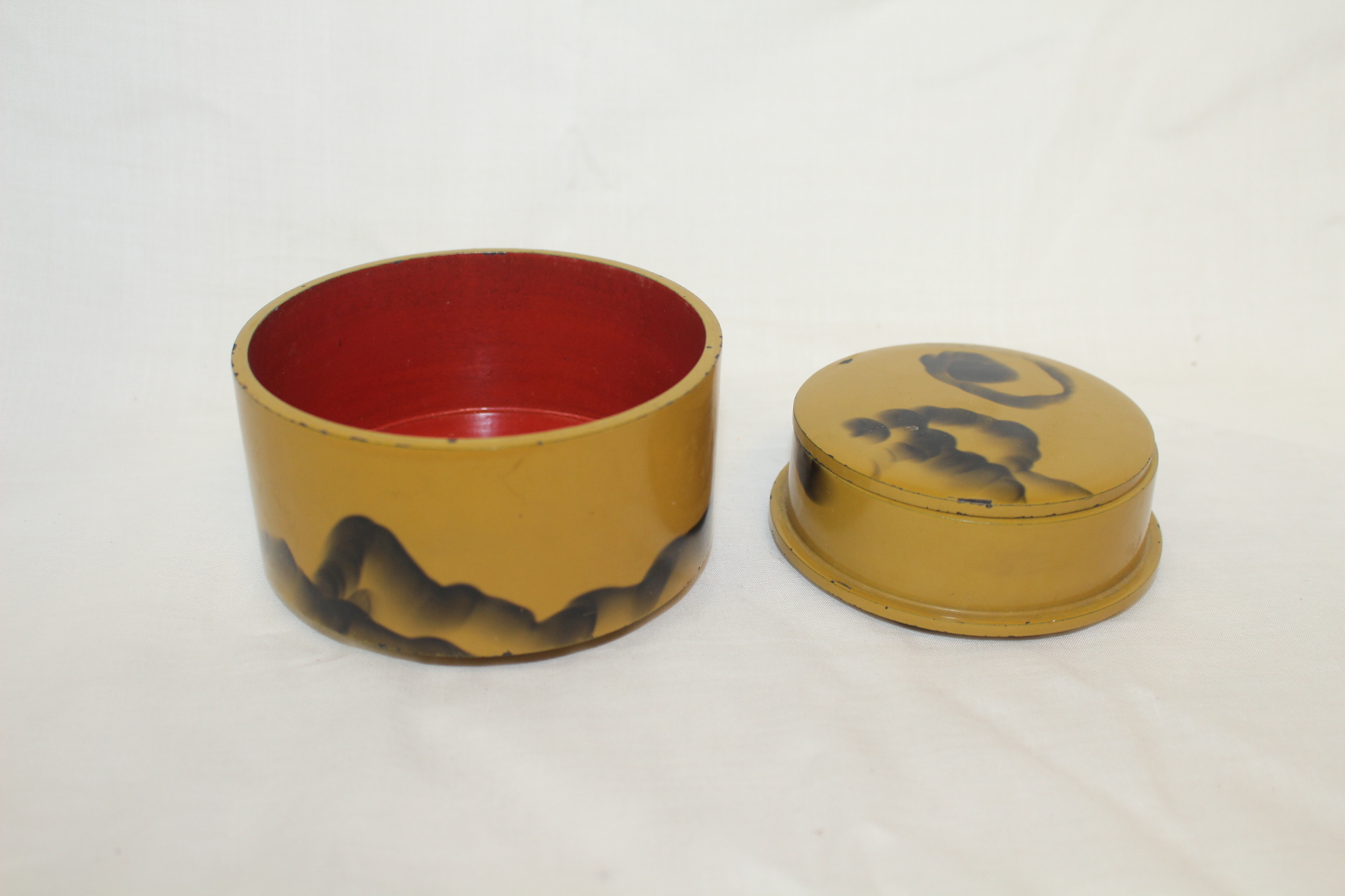 나무에 옷칠화문된 합과 완