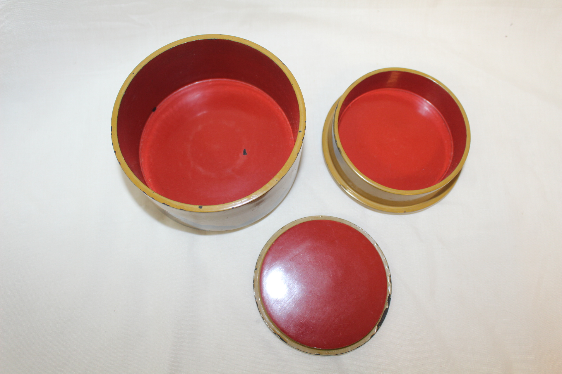 나무에 옷칠화문된 합과 완