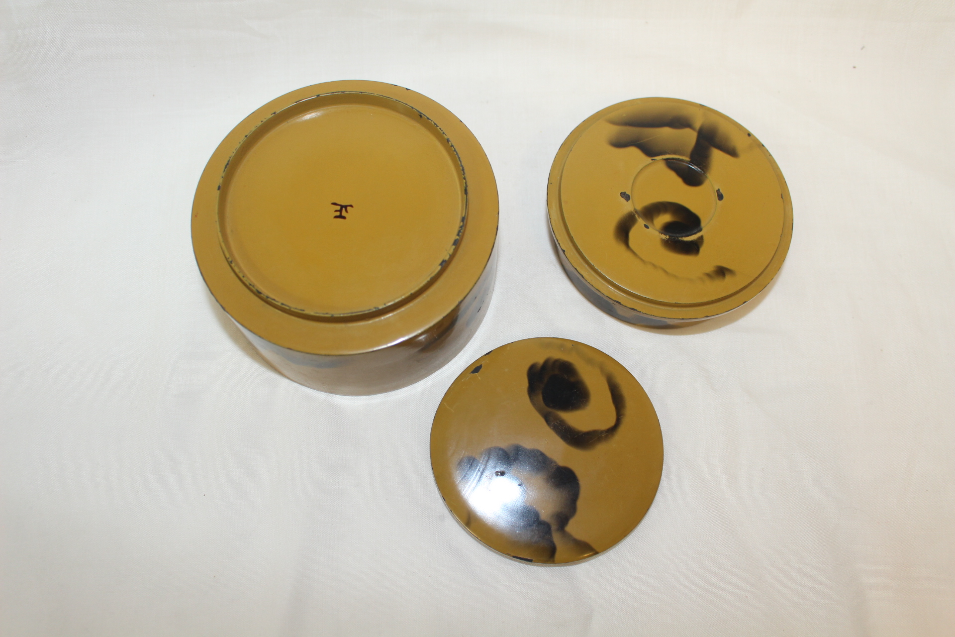 나무에 옷칠화문된 합과 완