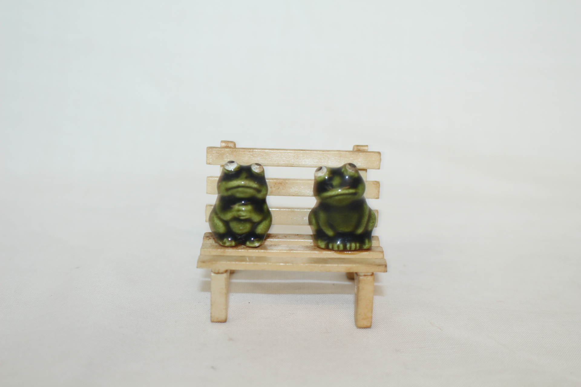 소형크기의 나무의자에 청자 개구리 조각상