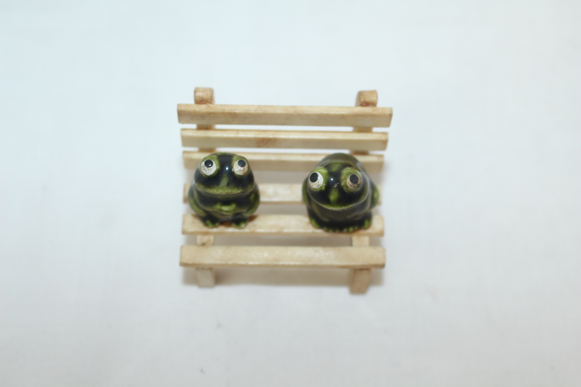 소형크기의 나무의자에 청자 개구리 조각상