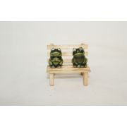 소형크기의 나무의자에 청자 개구리 조각상