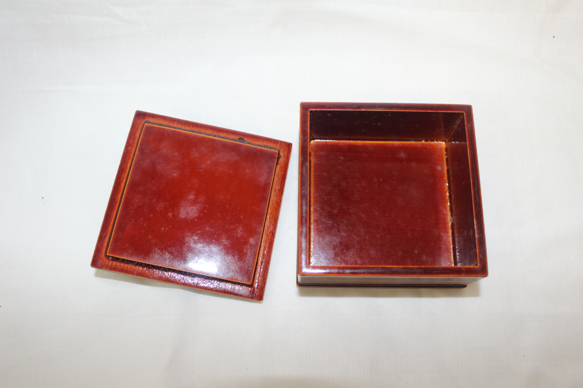 나무에 칠이된 사각함