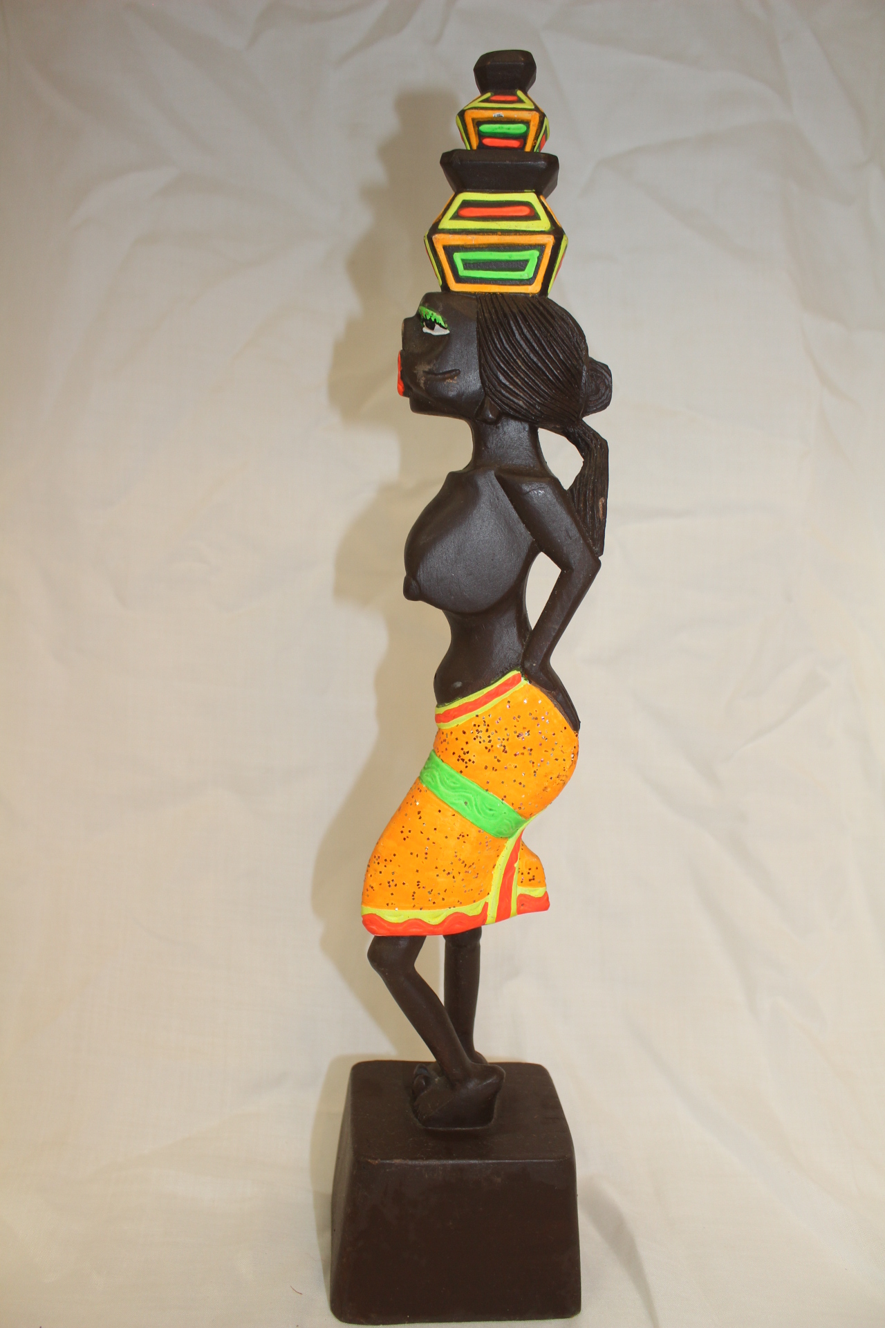 외국산 나무를 통으로 조각한 아프리카여인 조각상