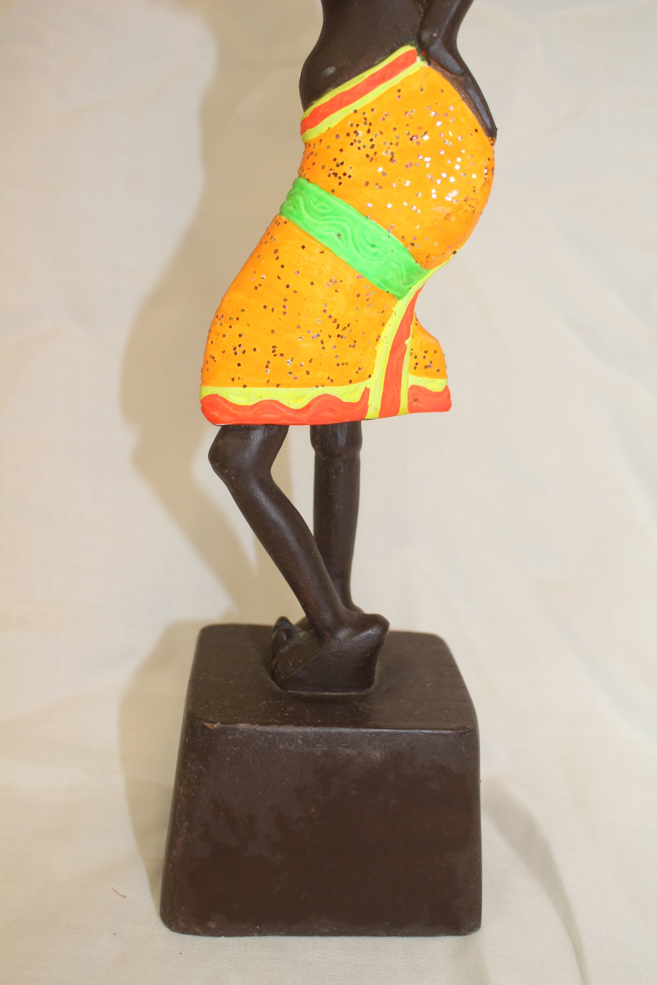 외국산 나무를 통으로 조각한 아프리카여인 조각상