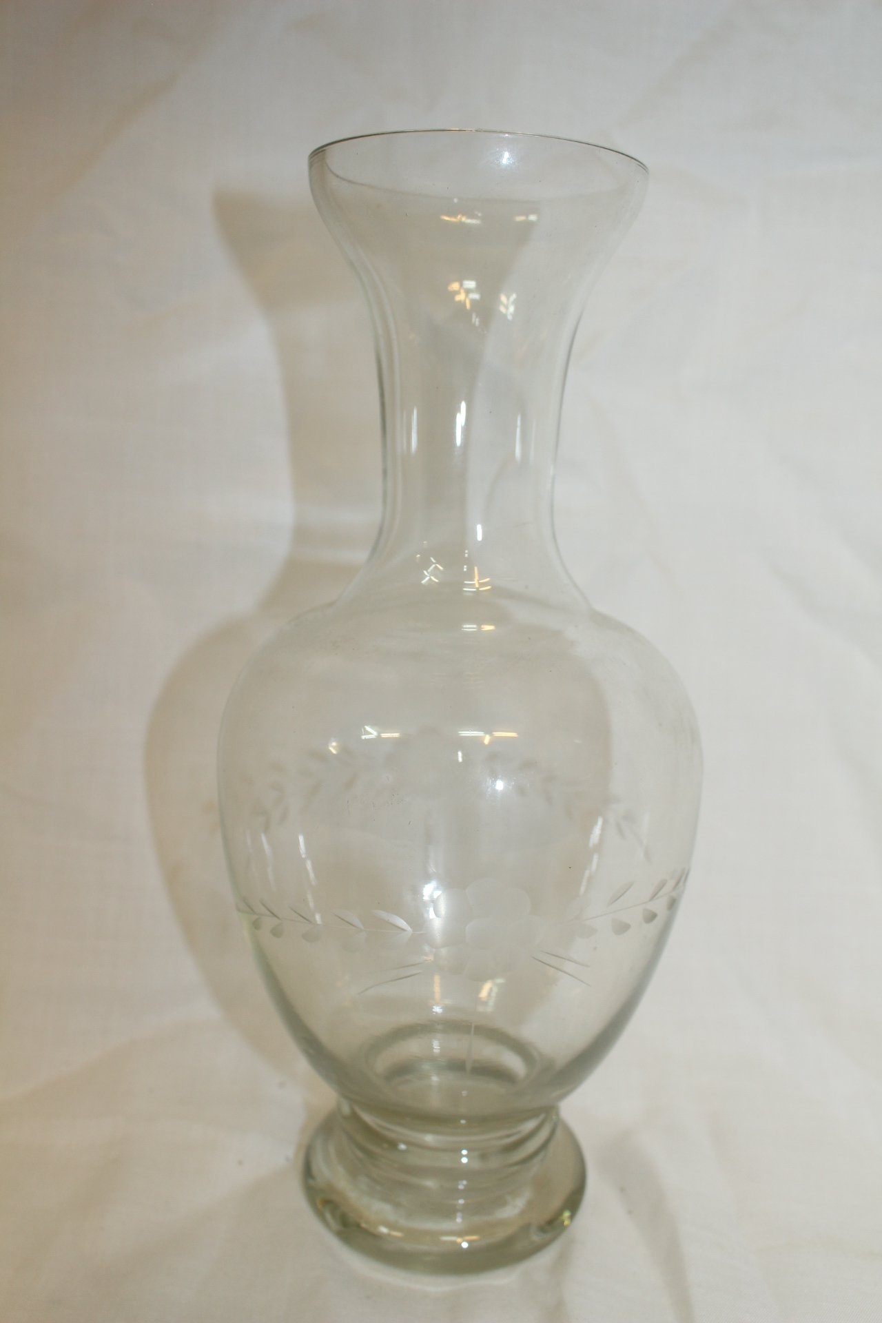 유리에 화문이 조각된 화병