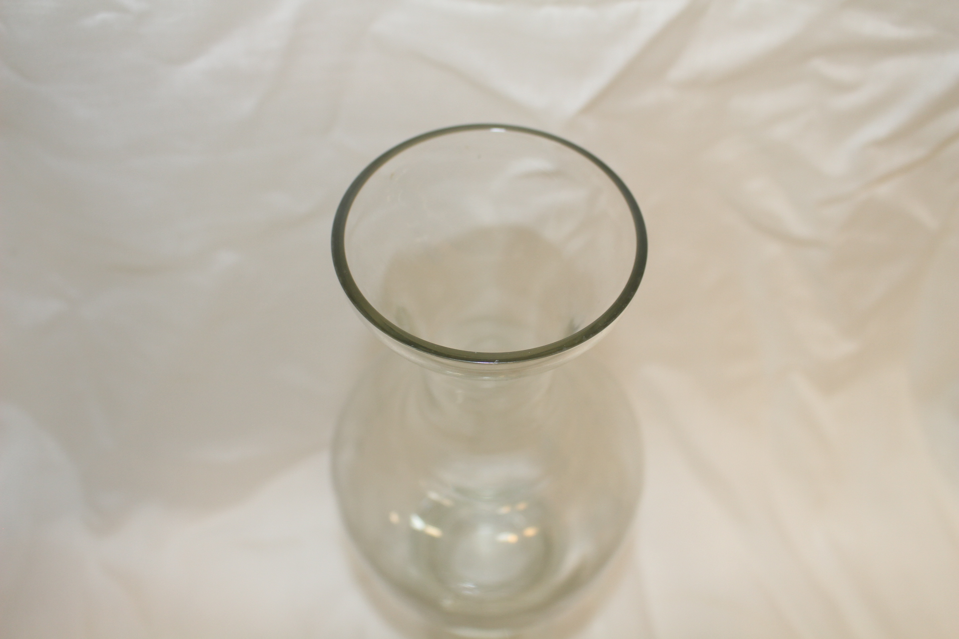 유리에 화문이 조각된 화병