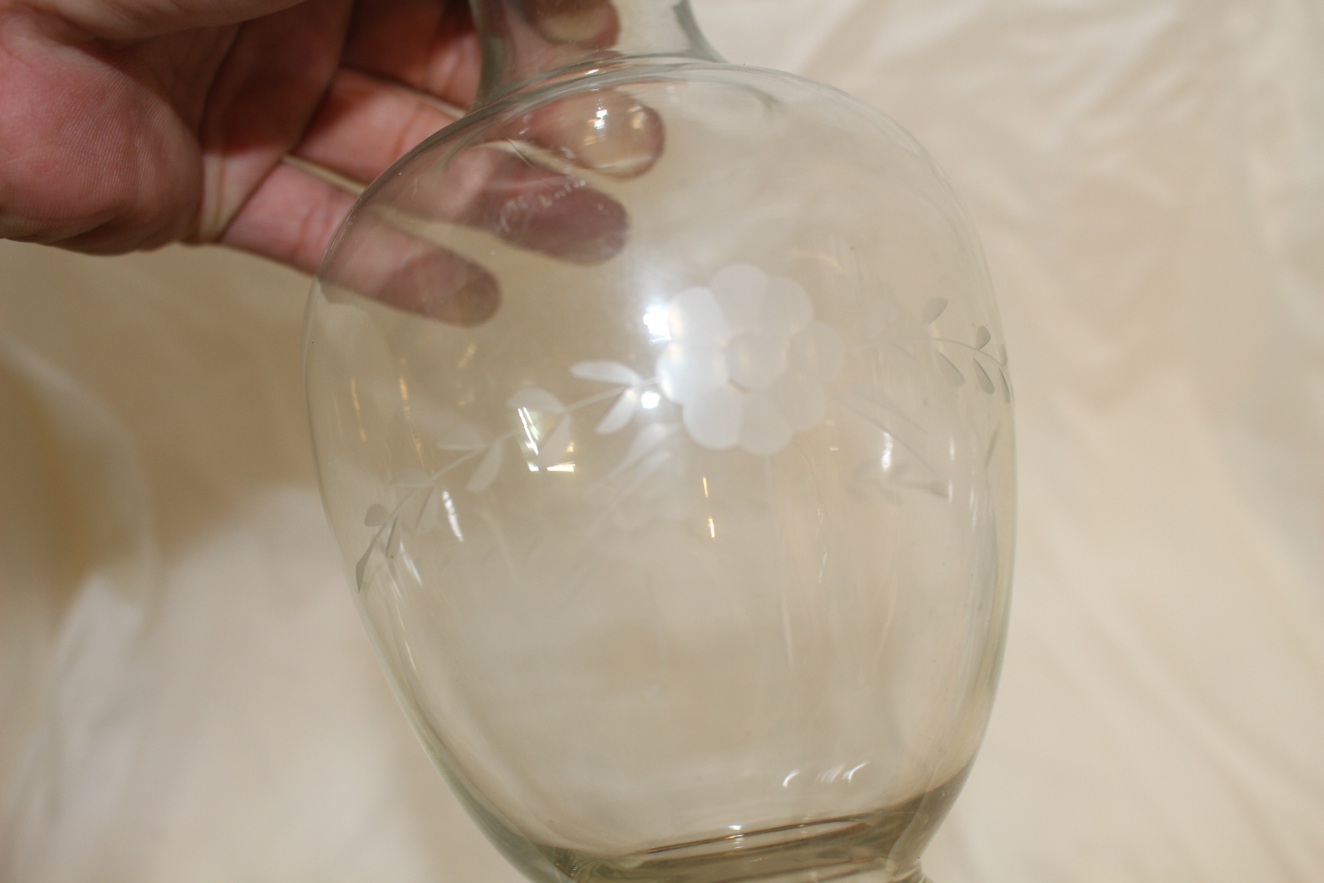 유리에 화문이 조각된 화병