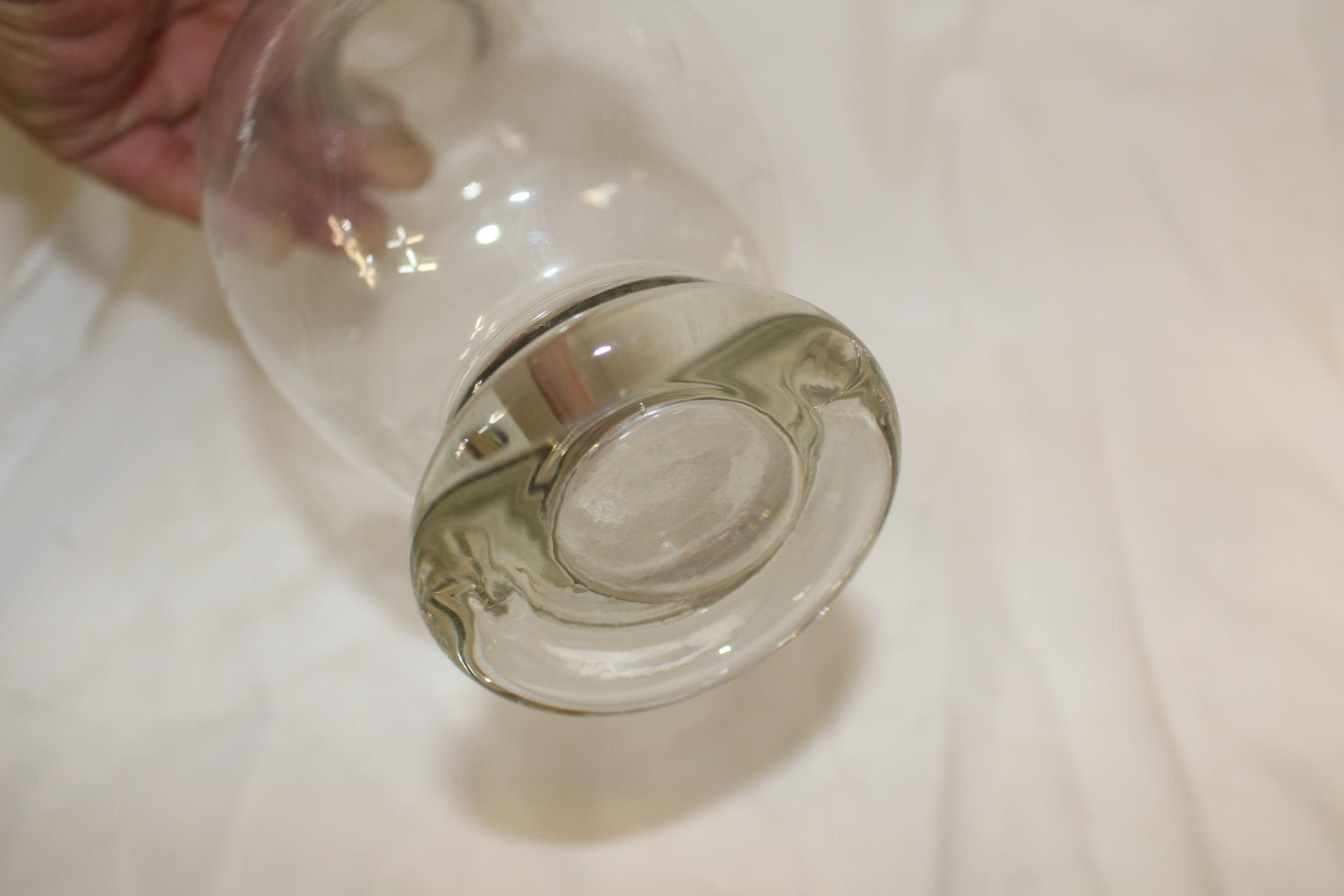 유리에 화문이 조각된 화병