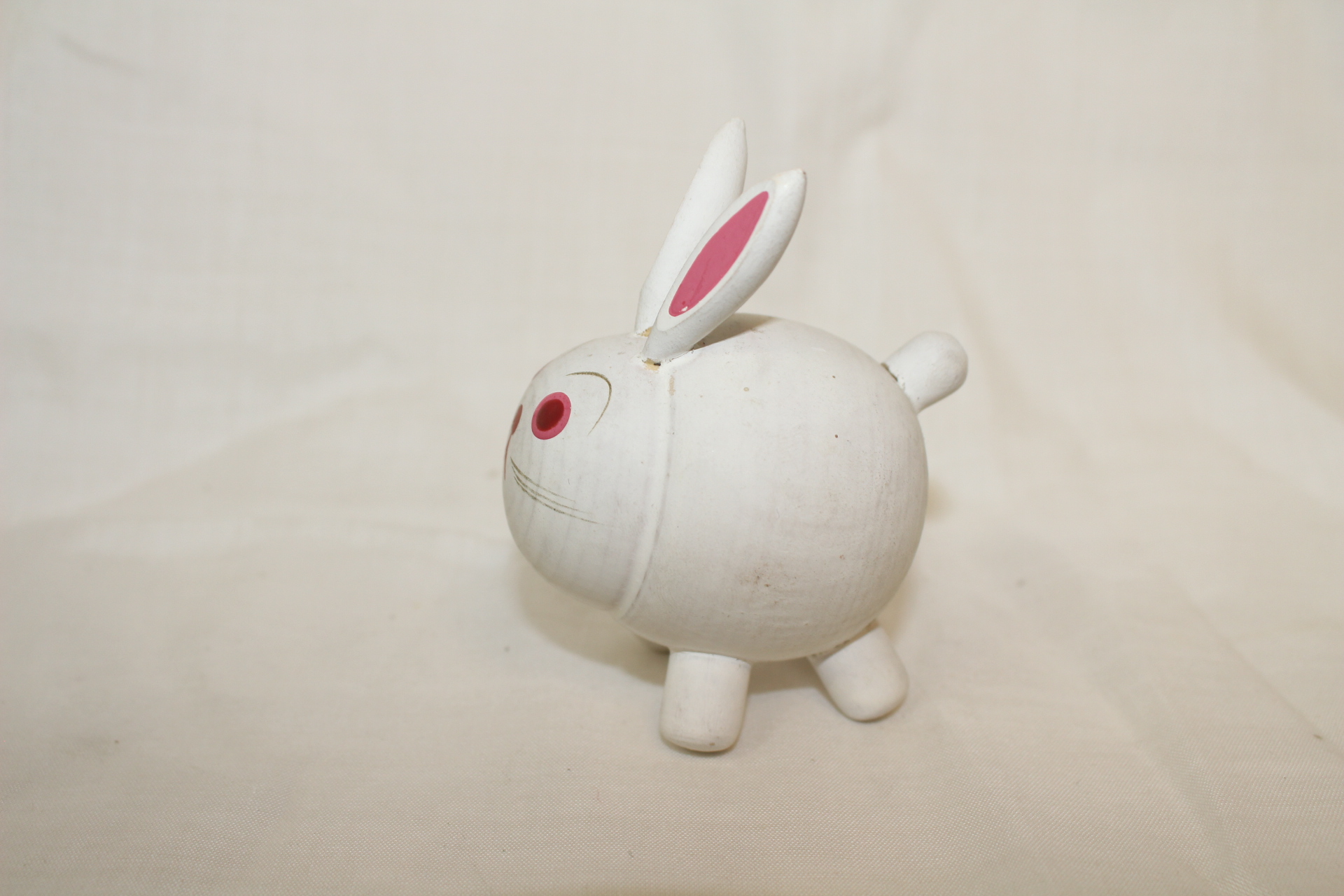 나무를 조각한 토끼 조각상