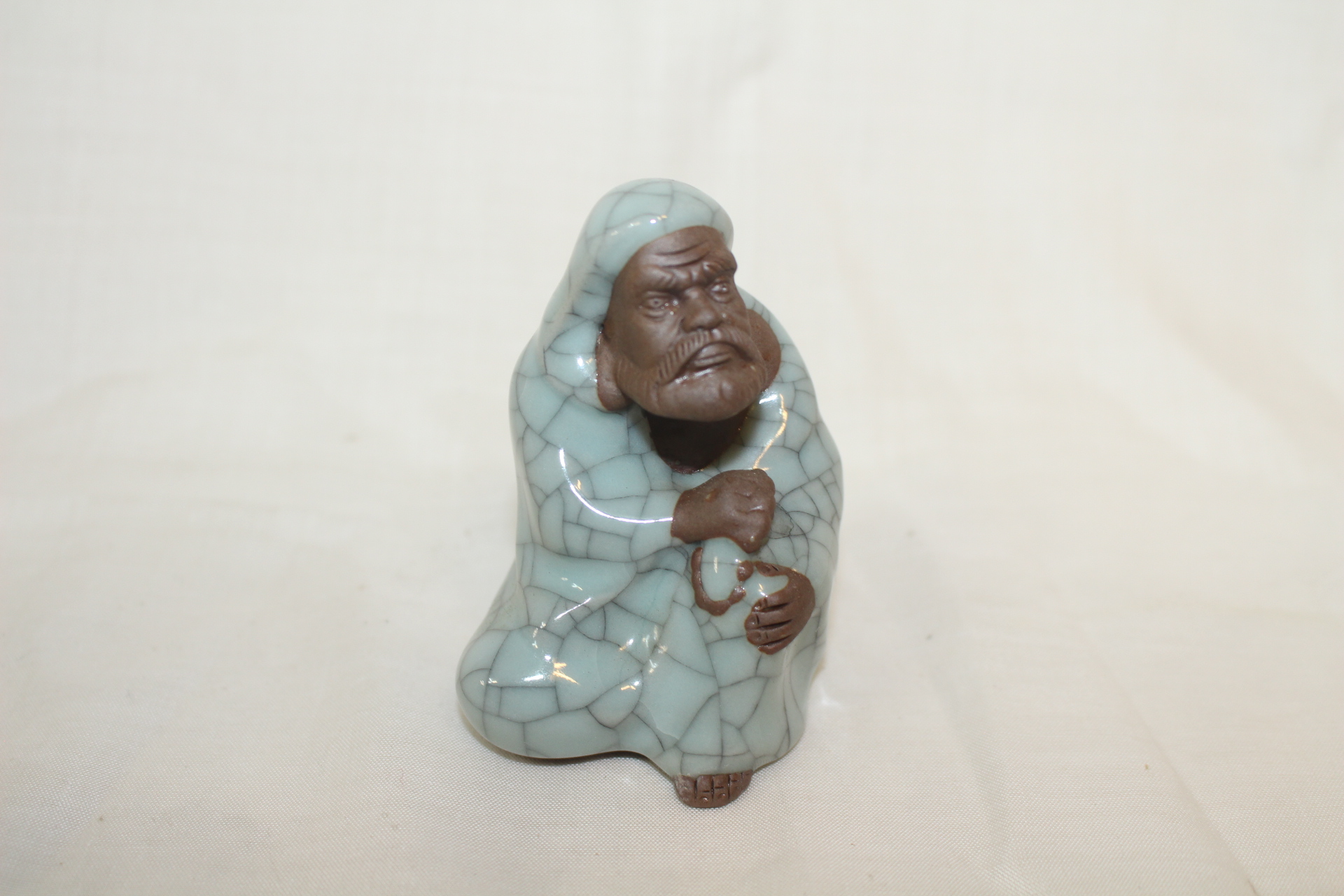 빙열이 많은청자 도인 조각상