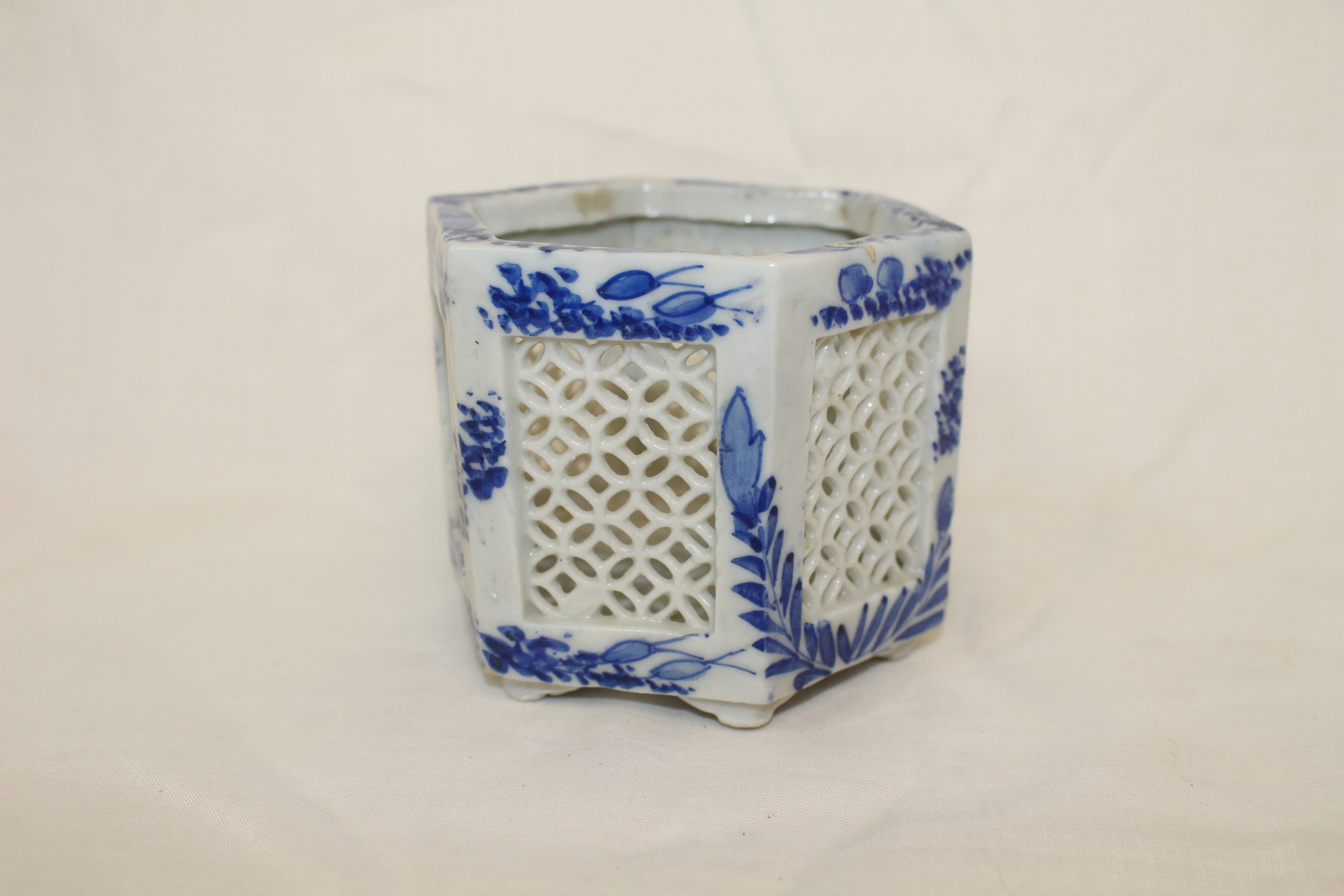 100년이상된 청화백자화문 투각육각향로