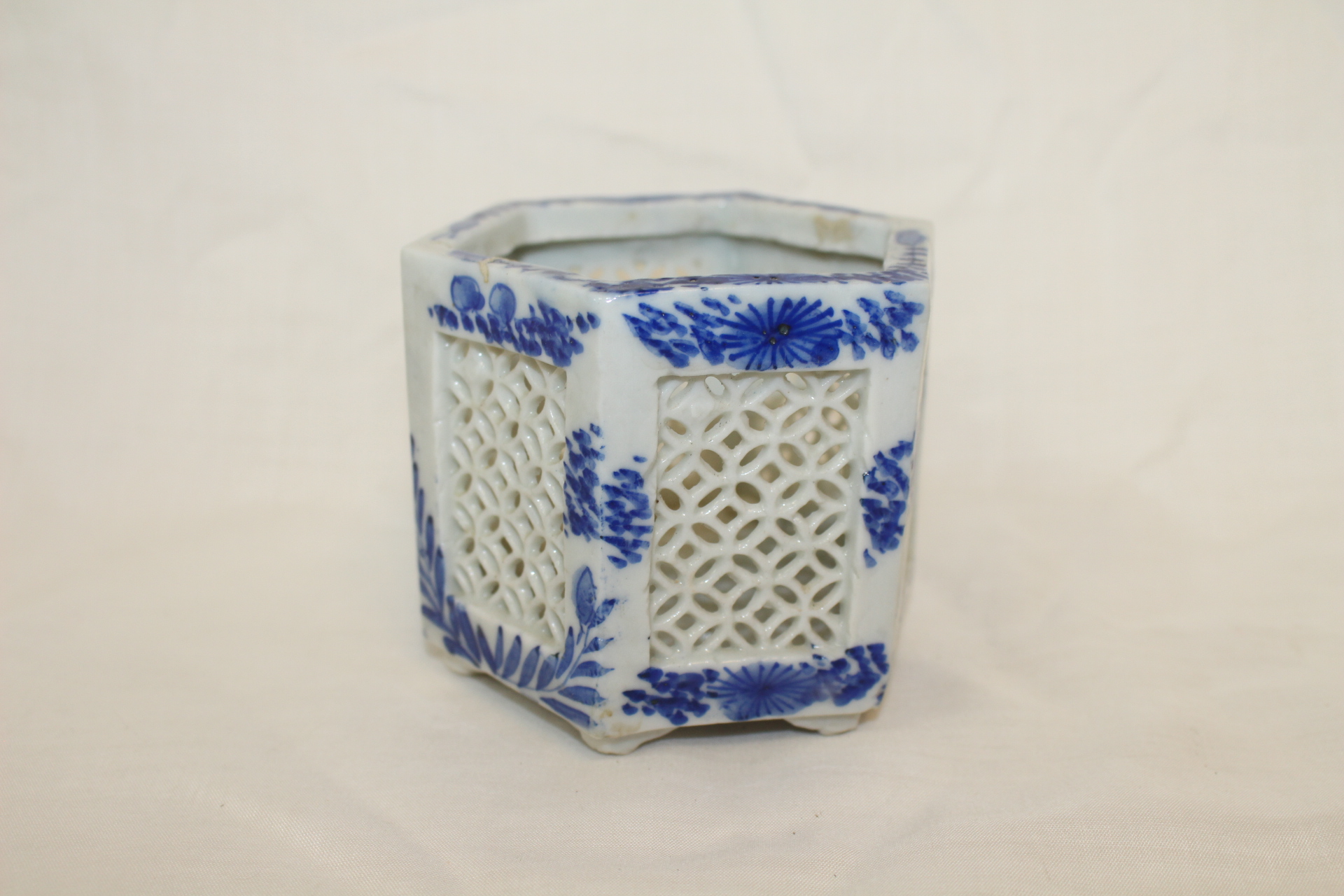 100년이상된 청화백자화문 투각육각향로