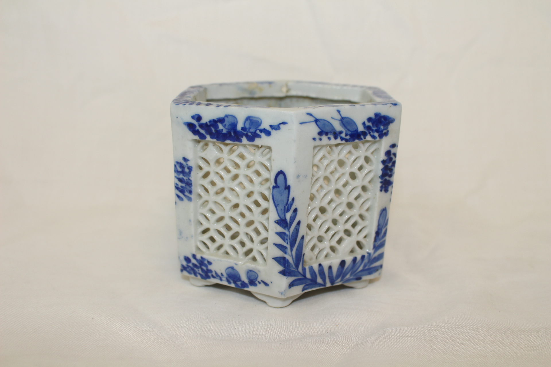 100년이상된 청화백자화문 투각육각향로