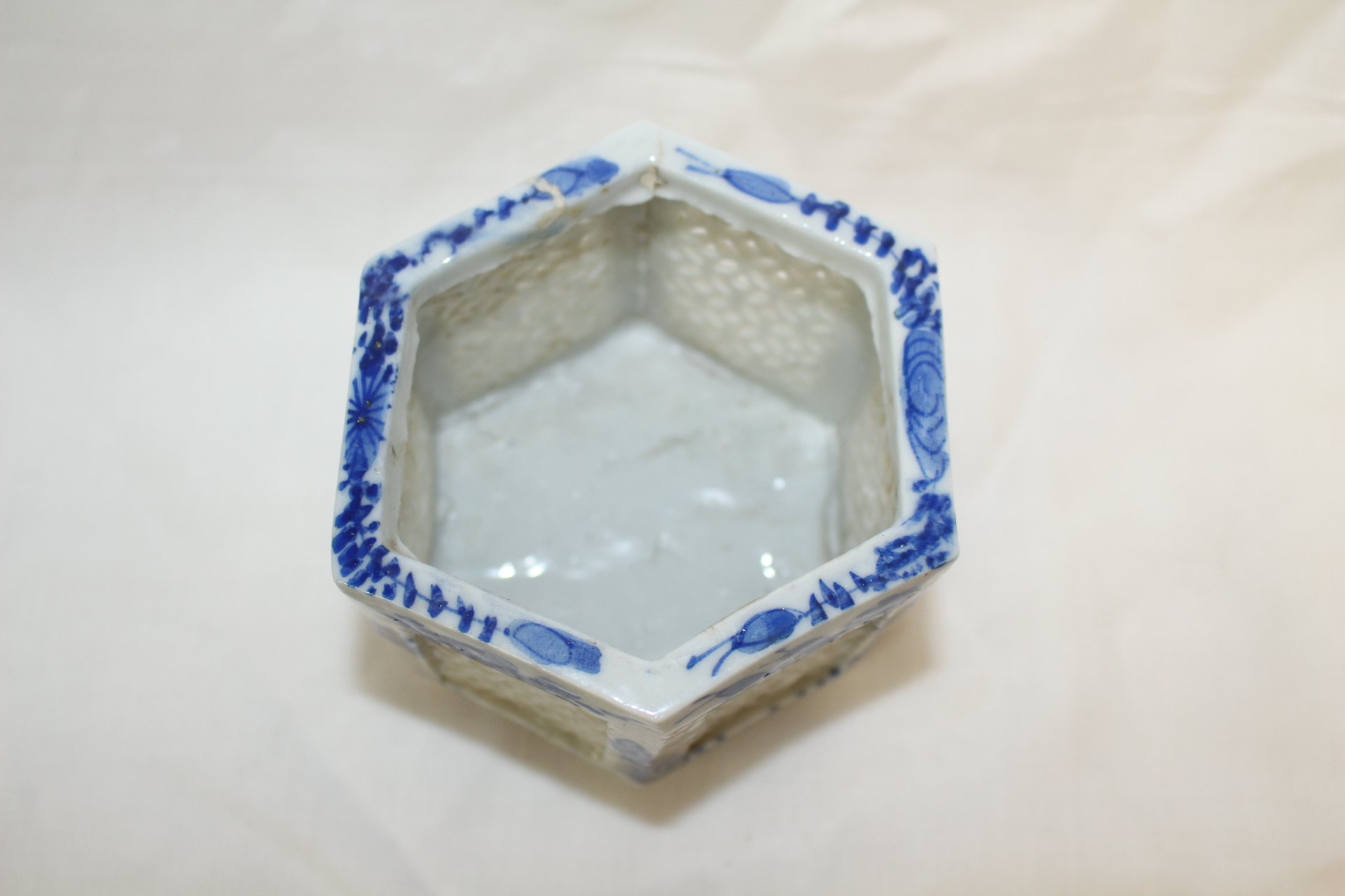 100년이상된 청화백자화문 투각육각향로