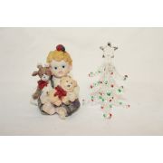 소녀인형과 유리로된 크리스마스트리