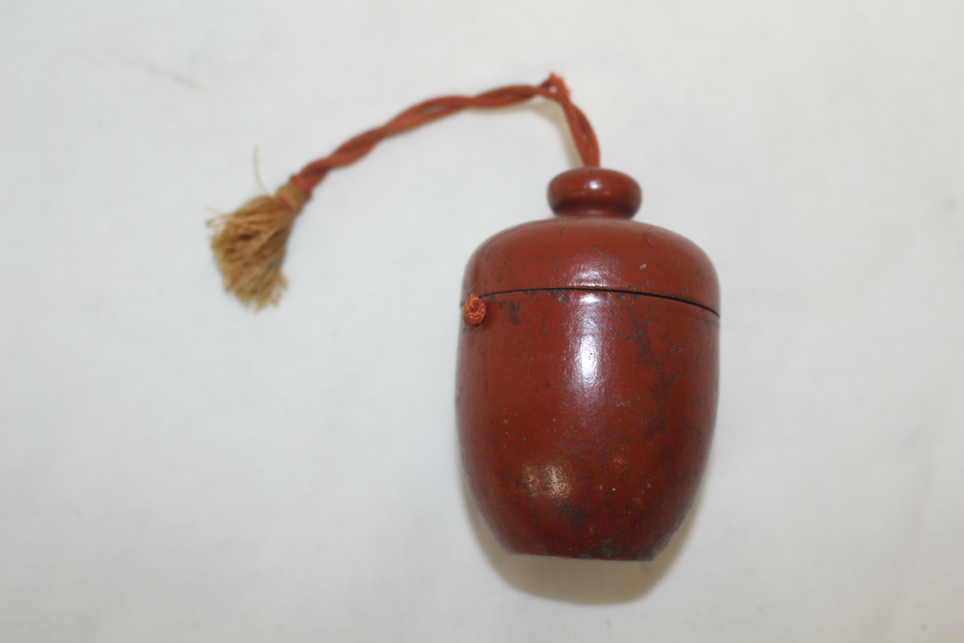 연대가좋은 나무에 주칠이된 휴대용통