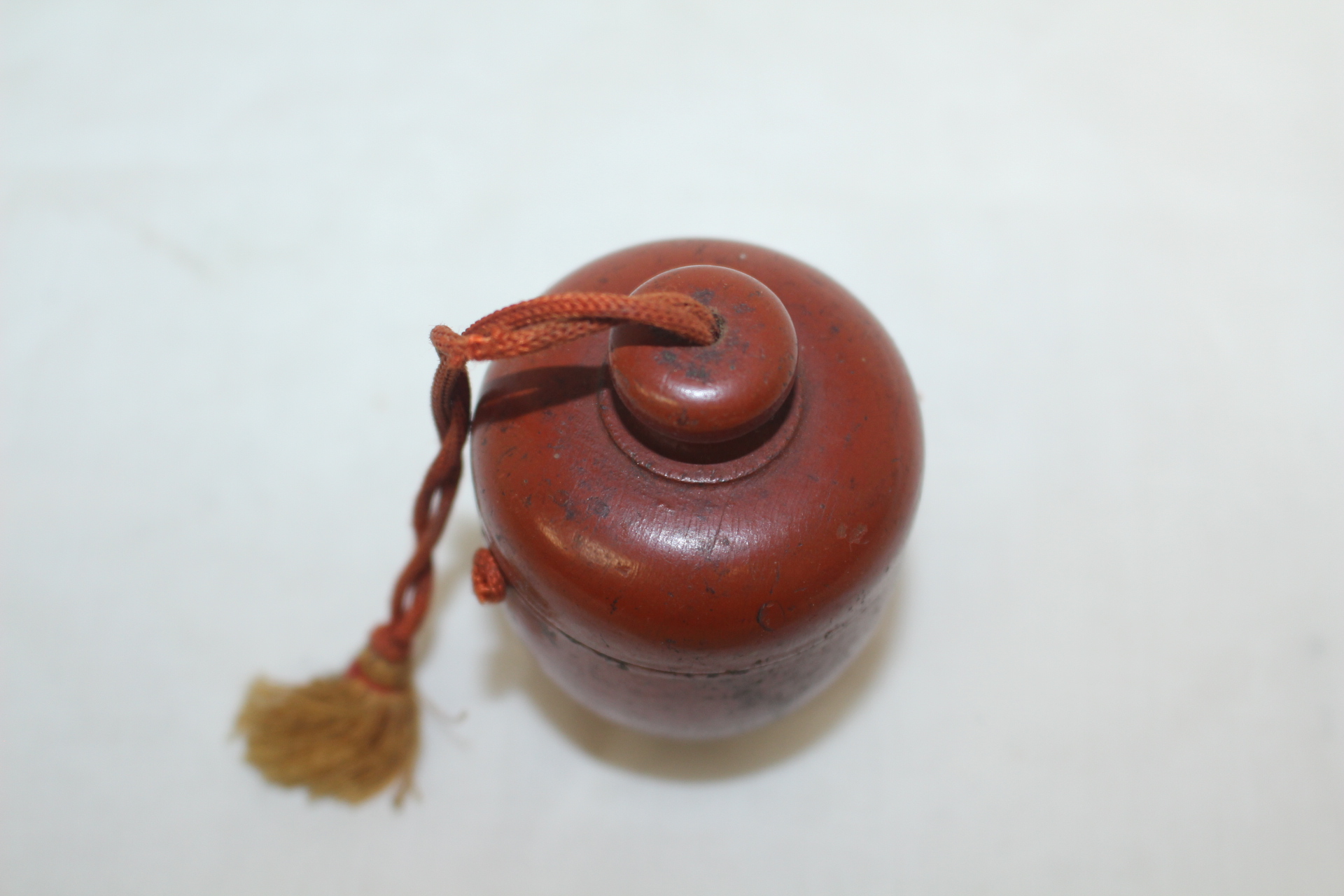 연대가좋은 나무에 주칠이된 휴대용통