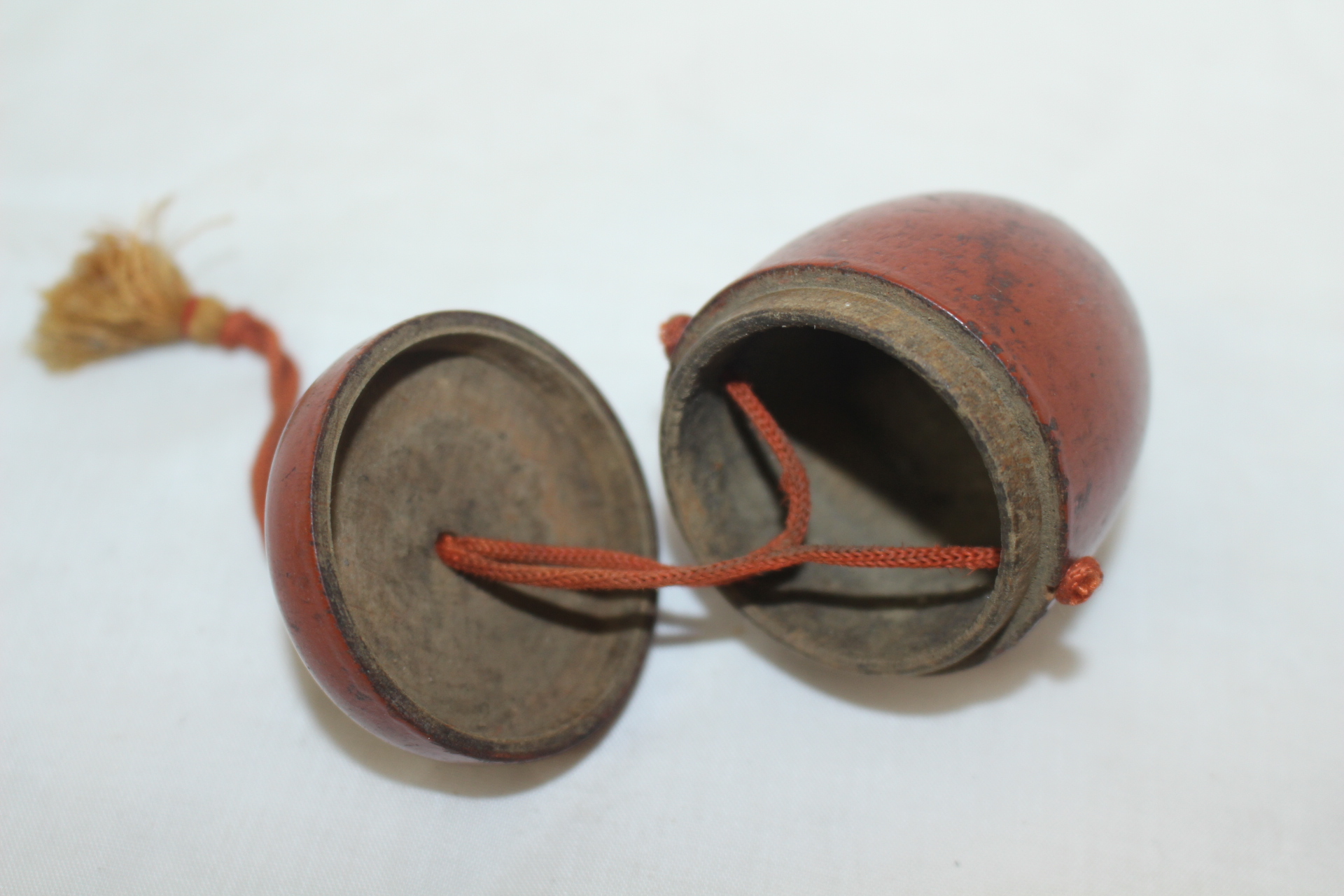 연대가좋은 나무에 주칠이된 휴대용통