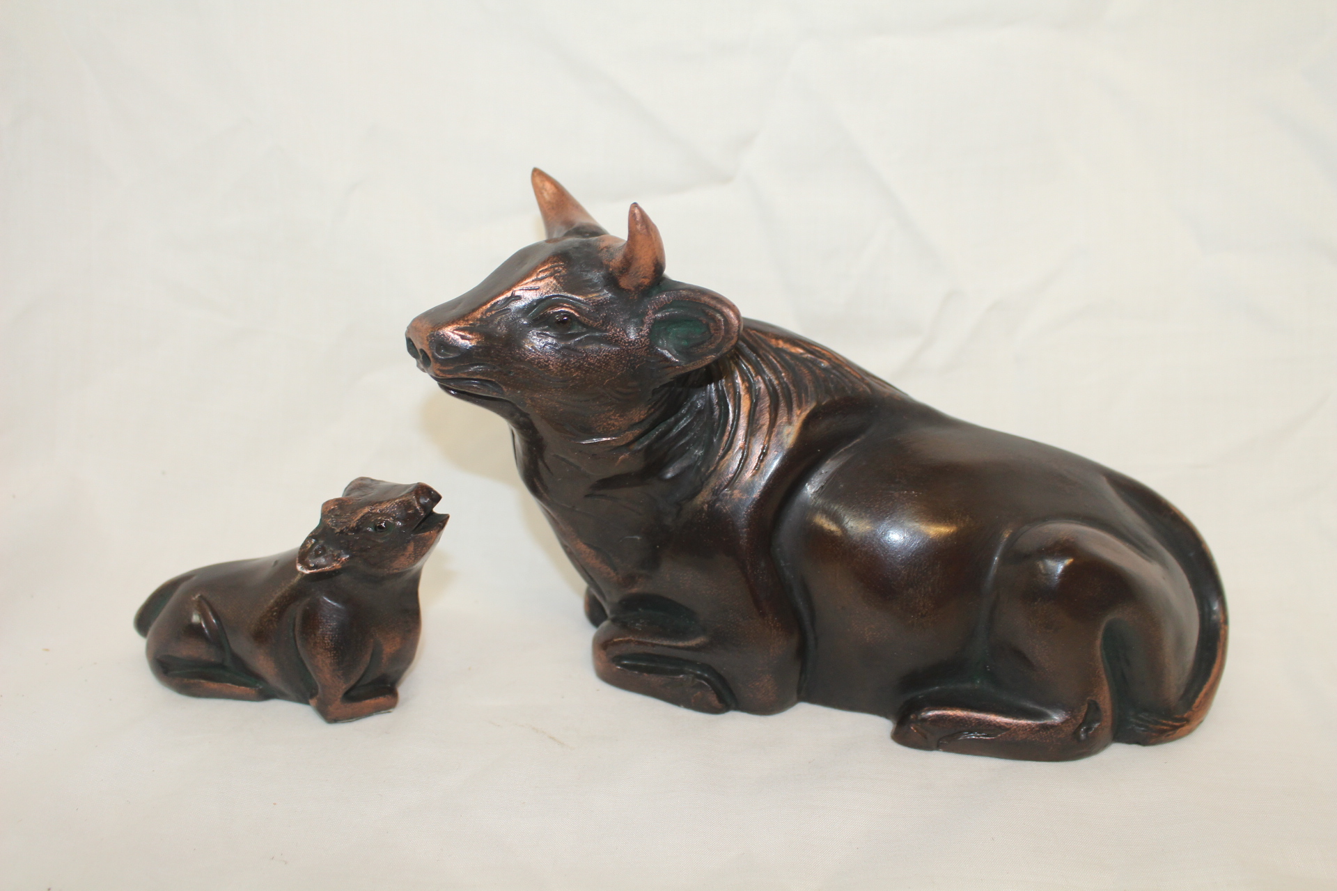 도자기재질로된 소 조각상 2점